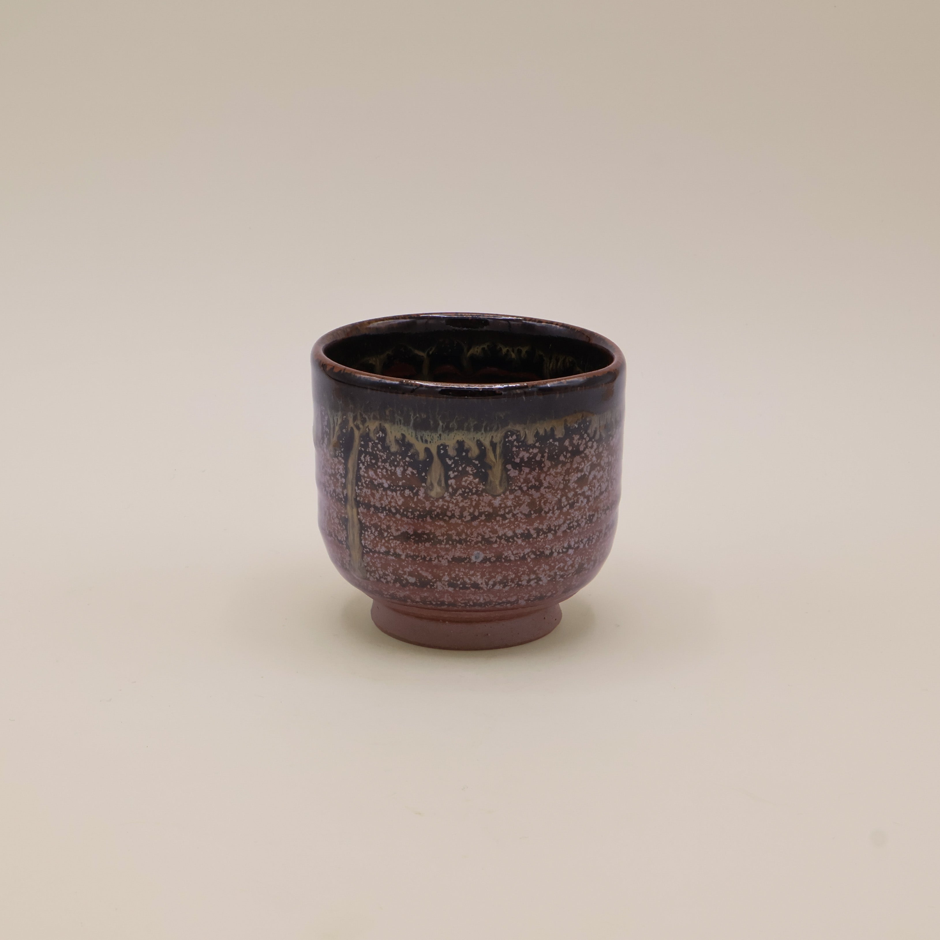 Lille rød brun kop med løbende glasur