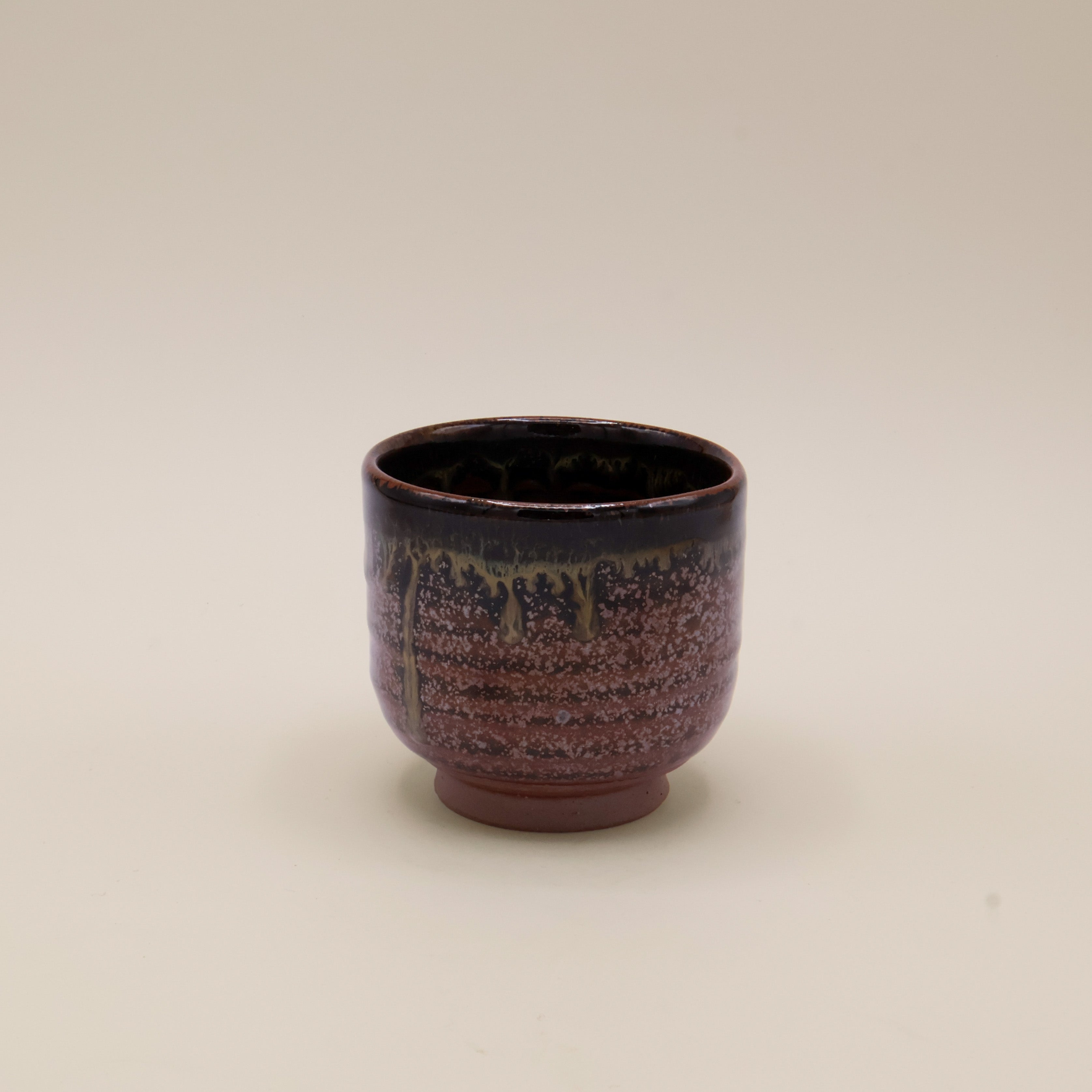 Lille rød brun kop med løbende glasur