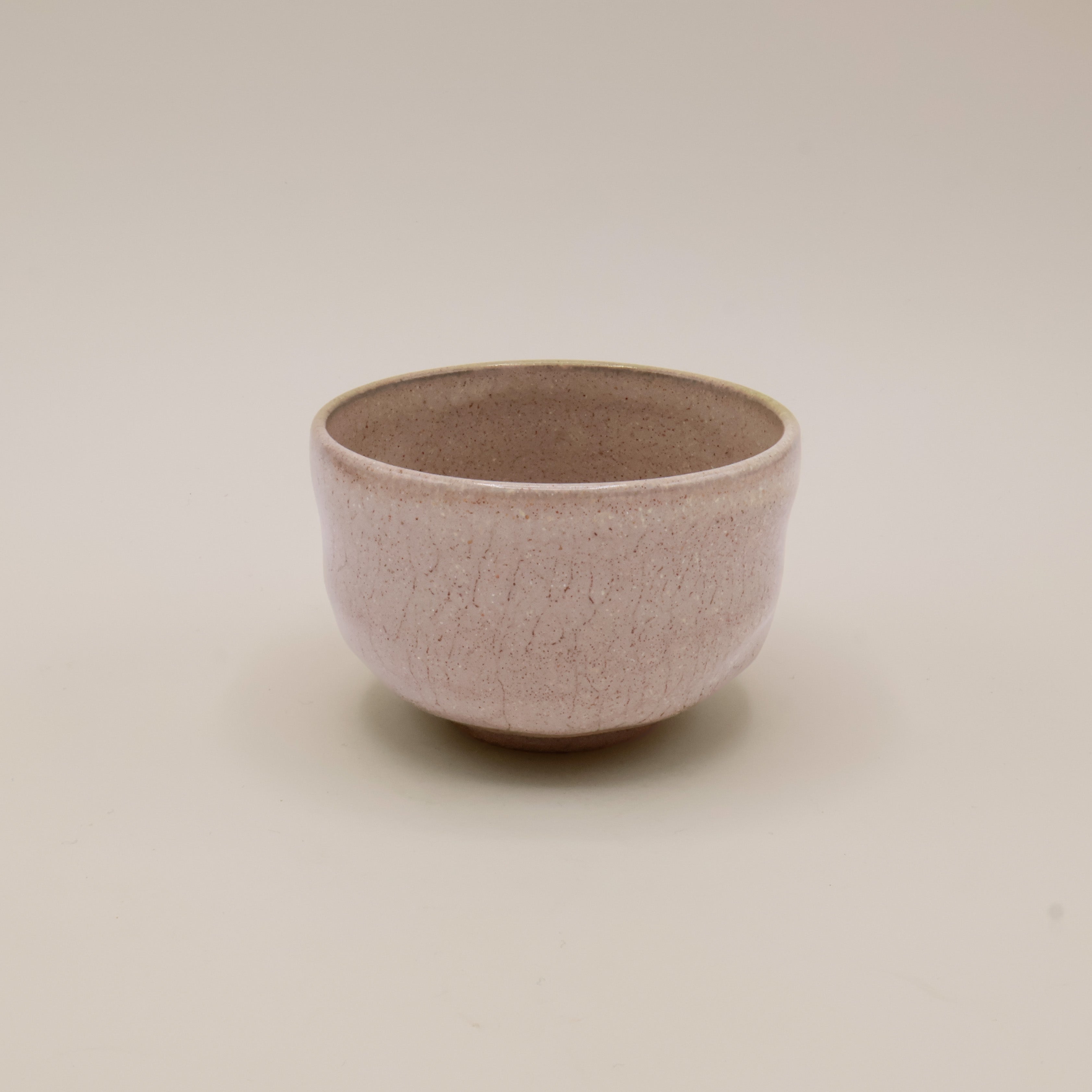 Matchakop - Lille med sandfarvet glasur og rødbrune nister