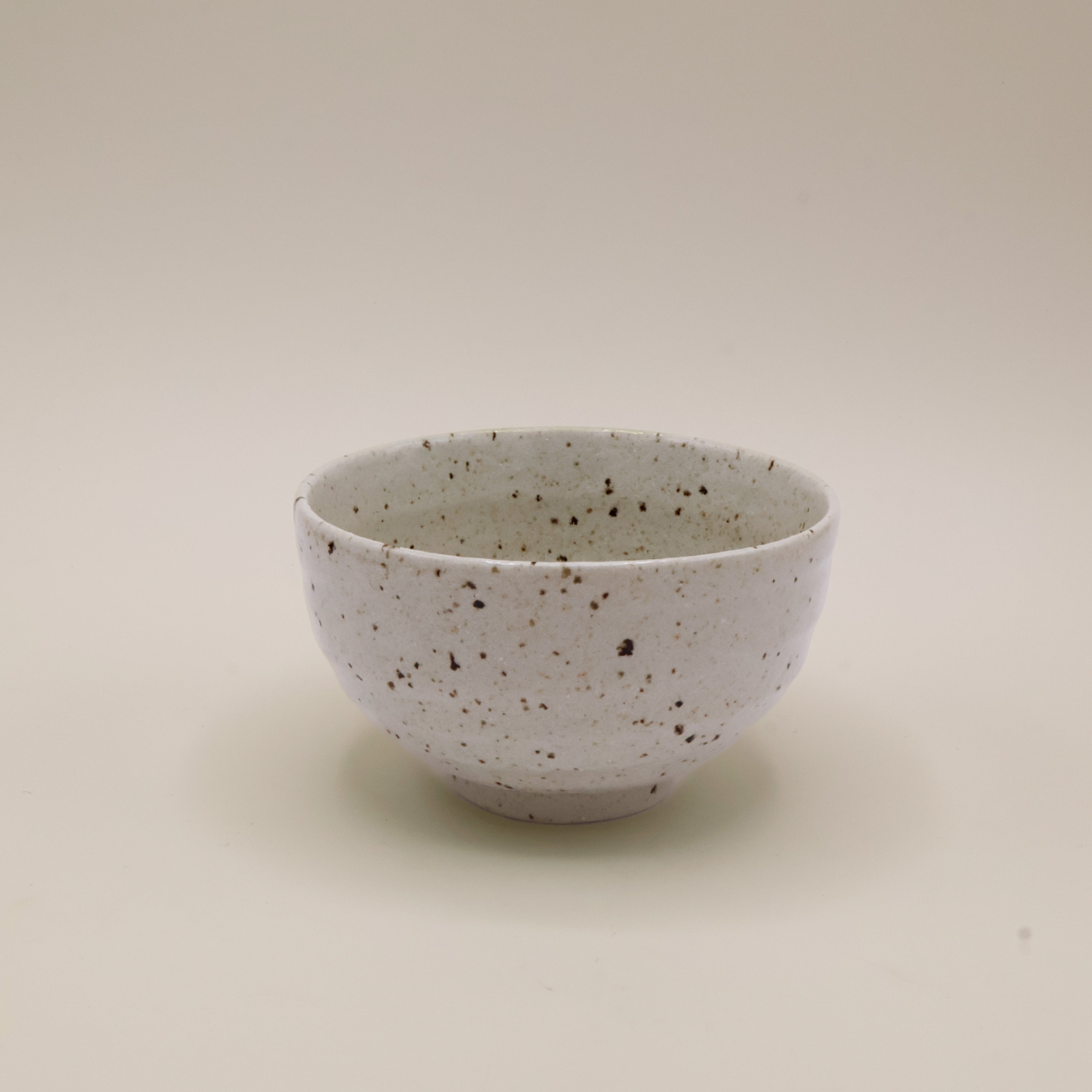 Keramikskål med brune nister