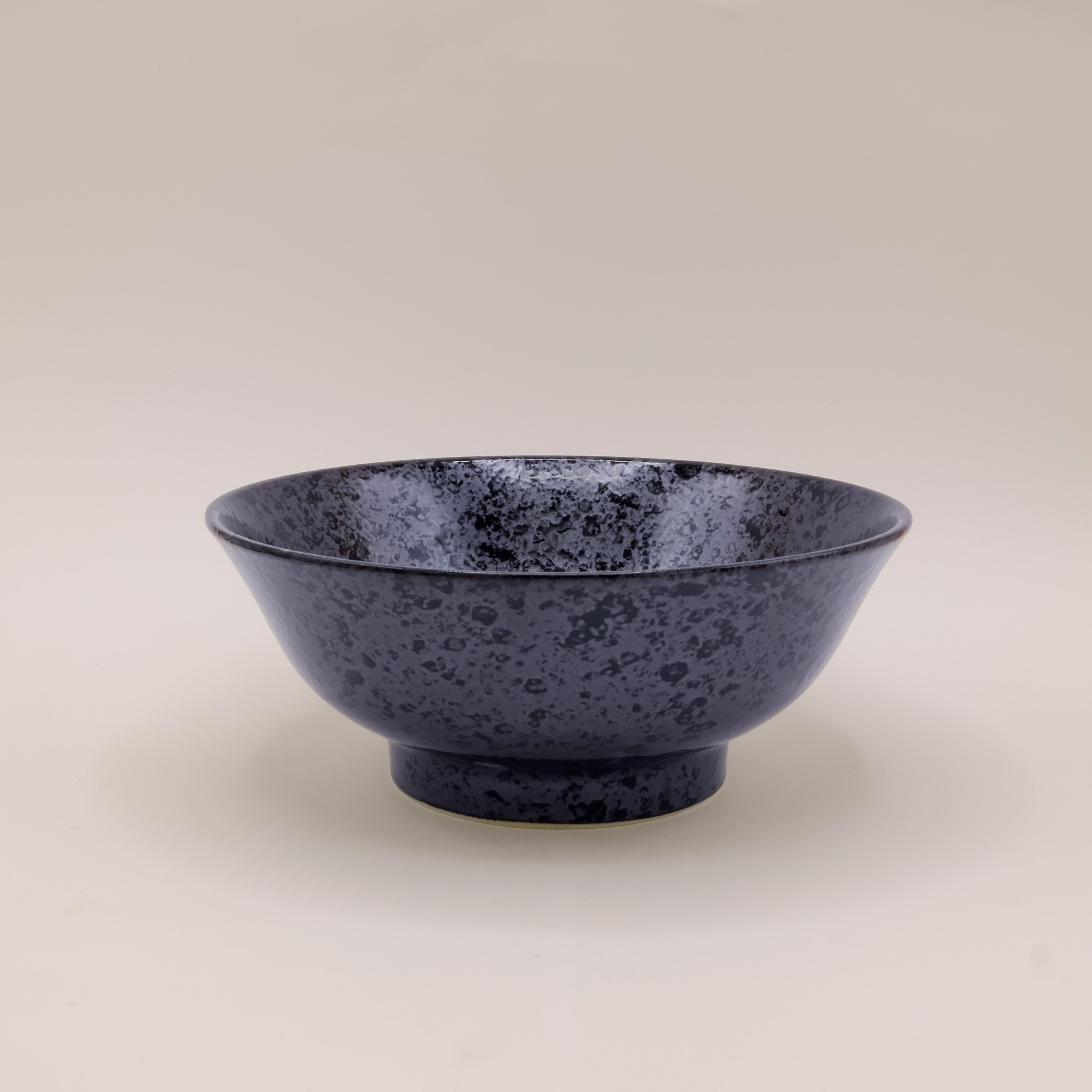 Ramenskål med bølgemønster i sort