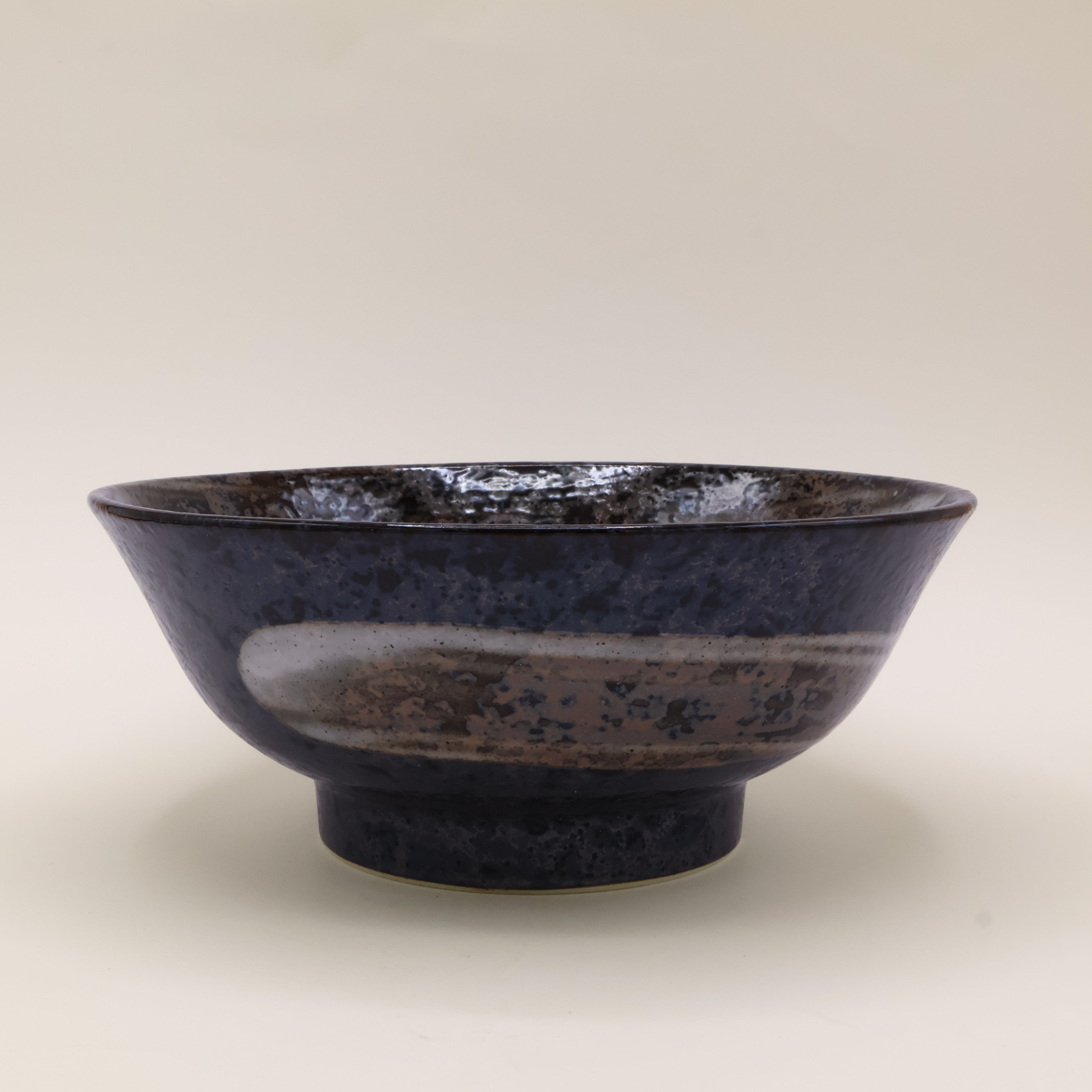 Ramenskål i mørke nuancer