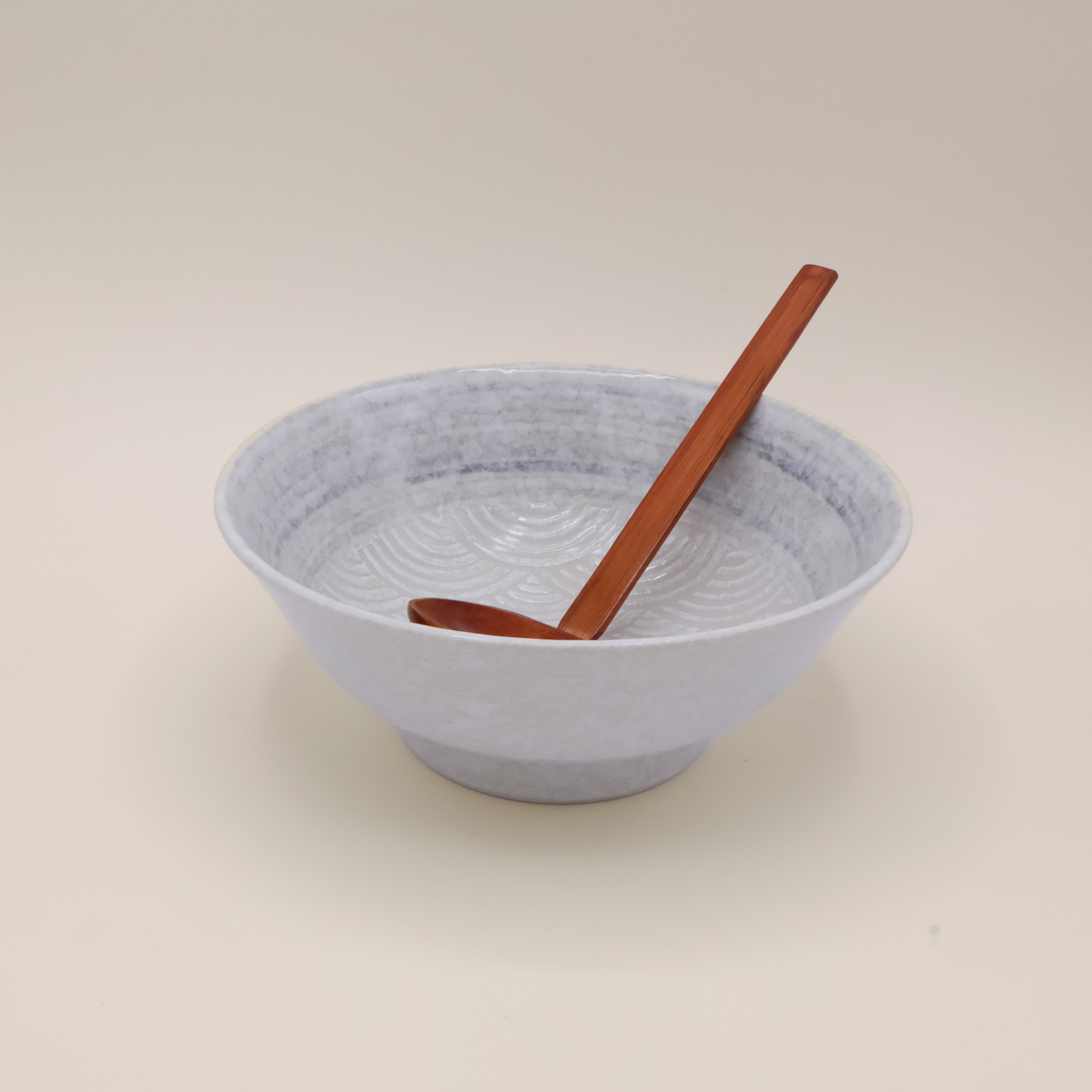 Ramenskål med bølgemønster i knækket hvid