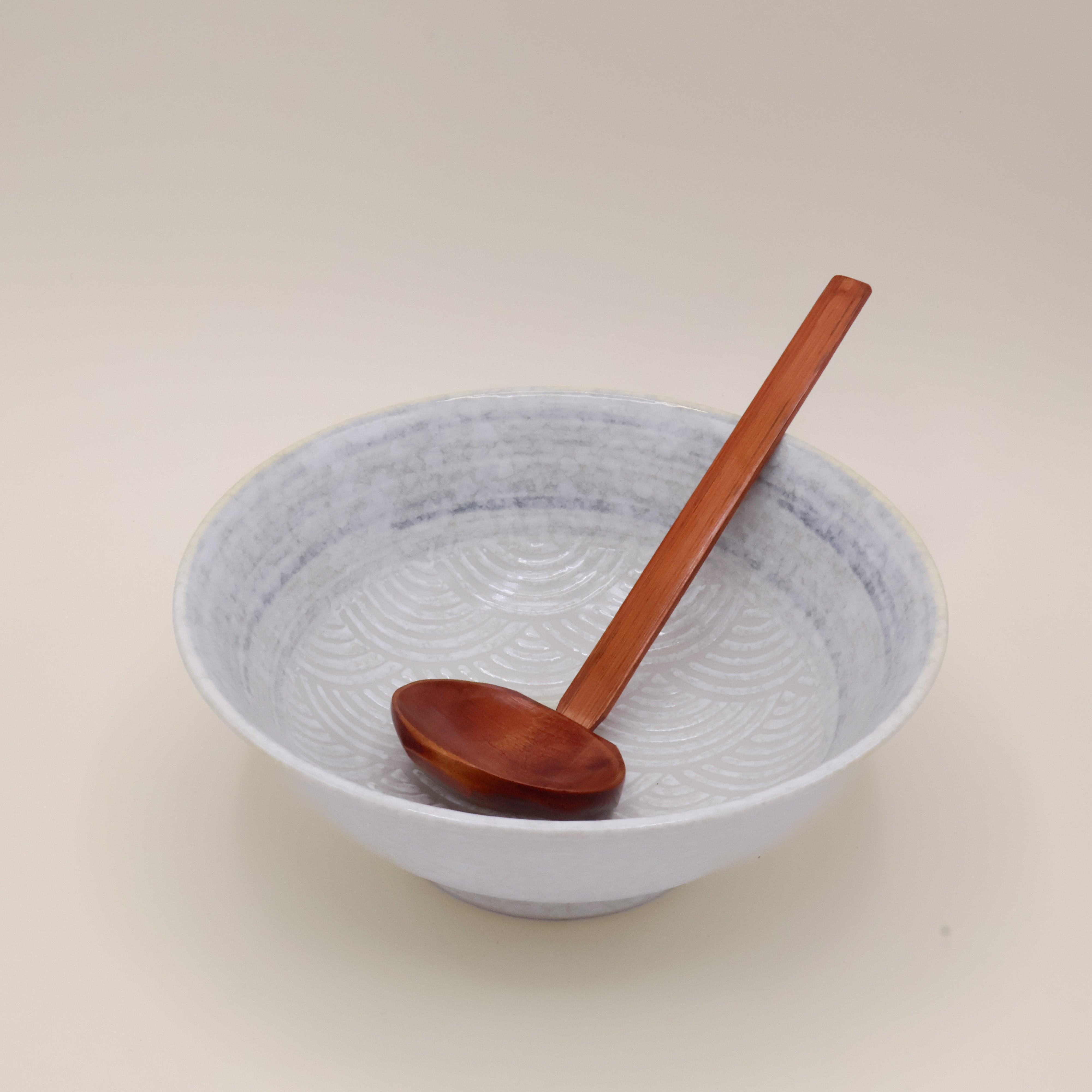 Ramenskål med bølgemønster i knækket hvid