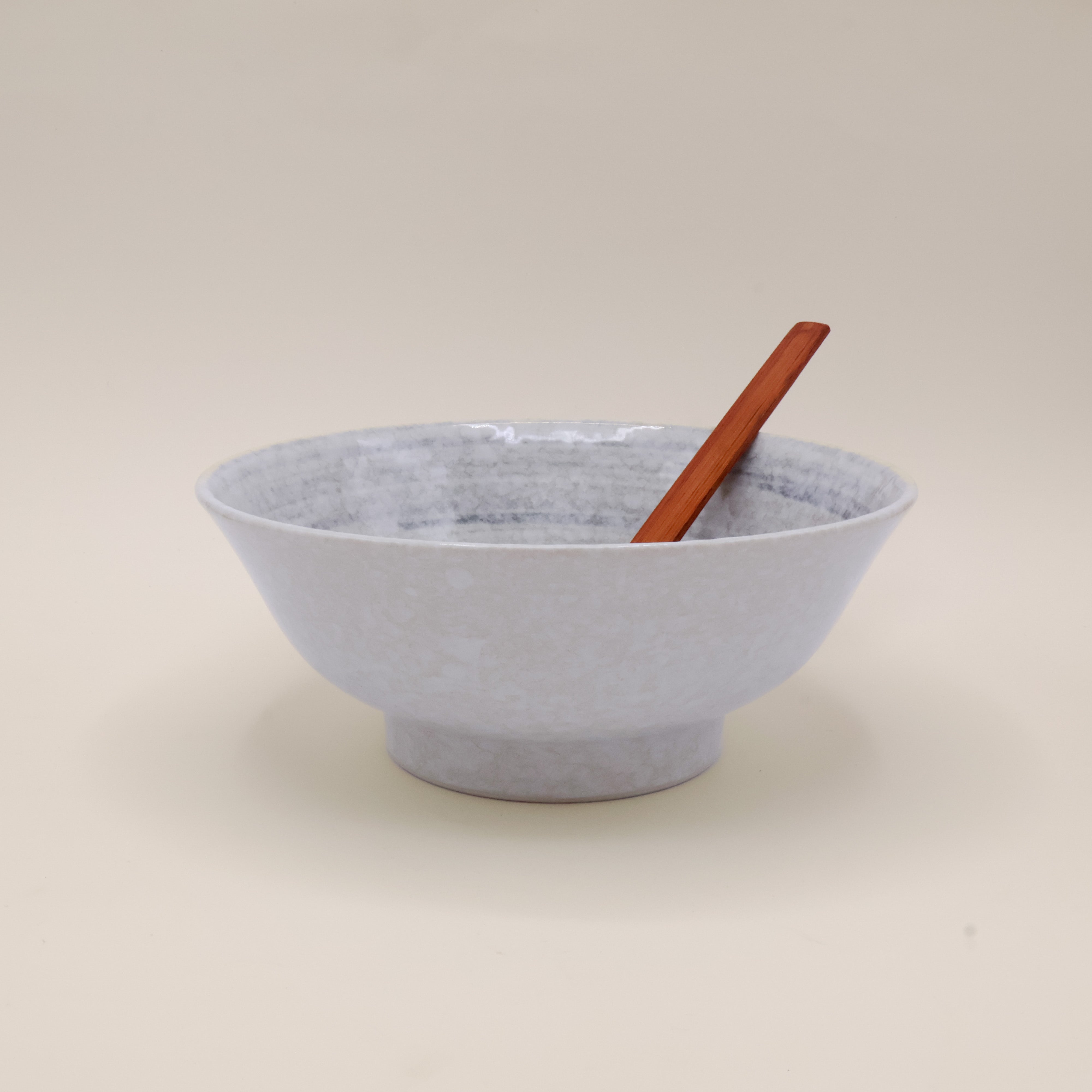 Ramenskål med bølgemønster i knækket hvid