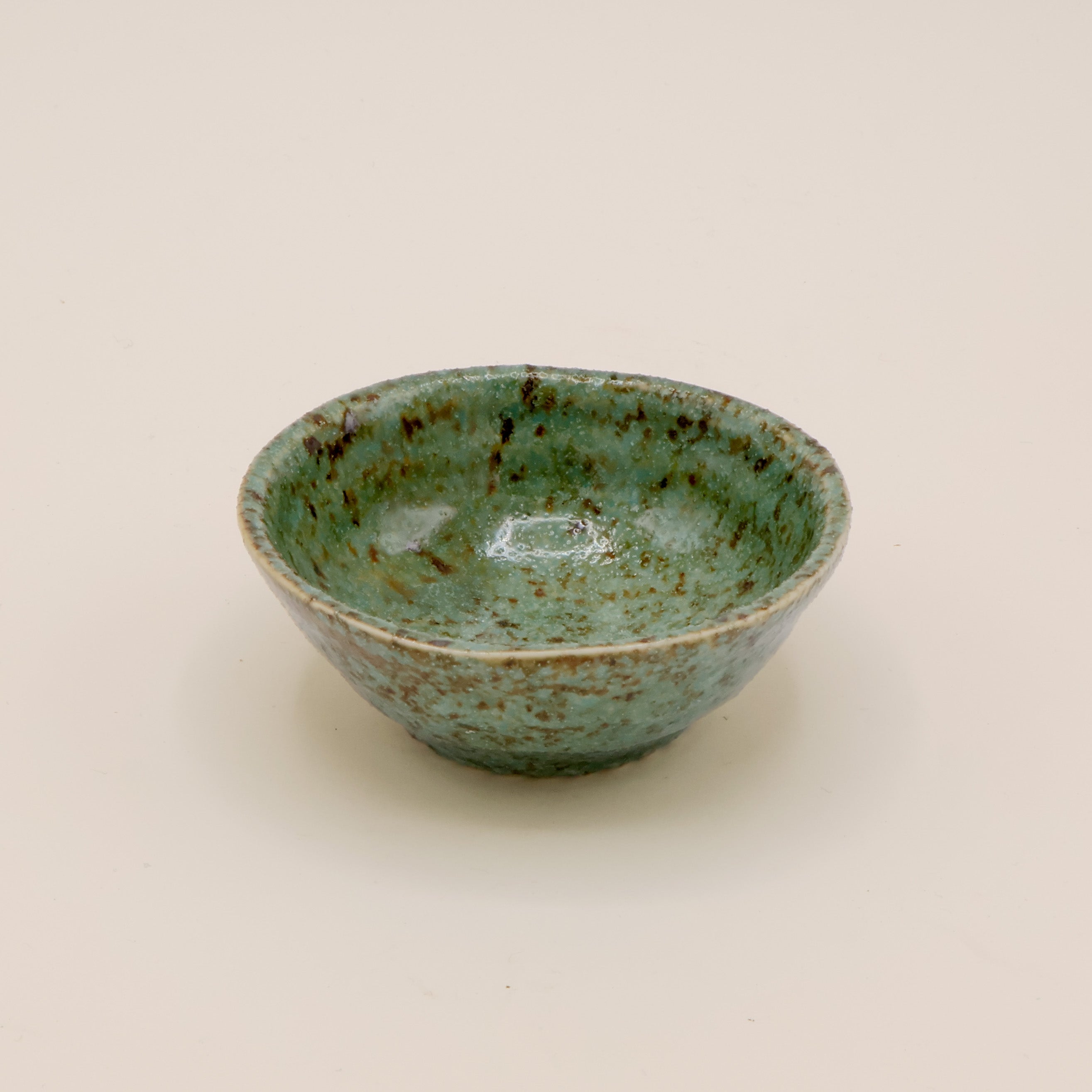 Lille skål med grøn og brun glasur