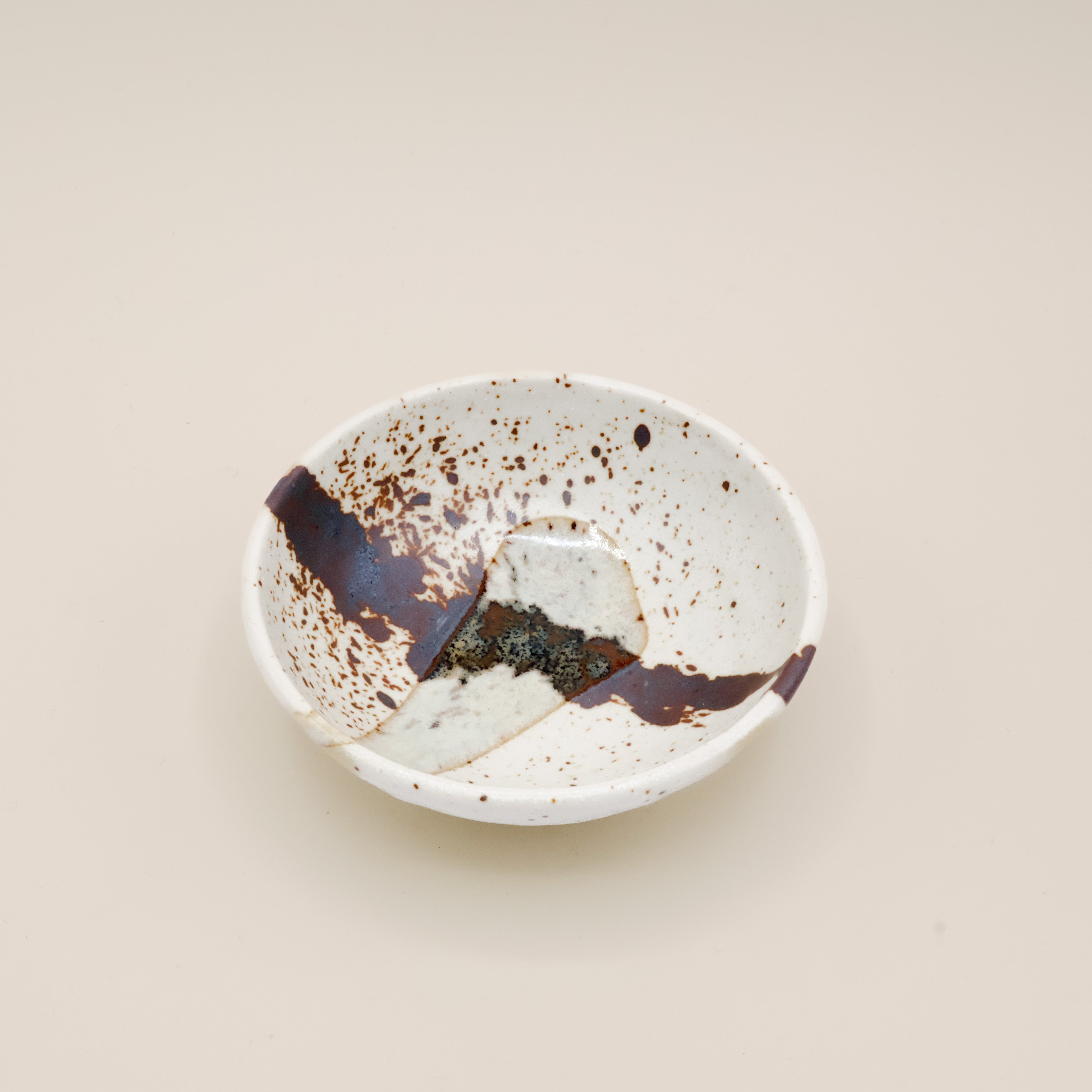 Skål med brunt splash og glasur stribe