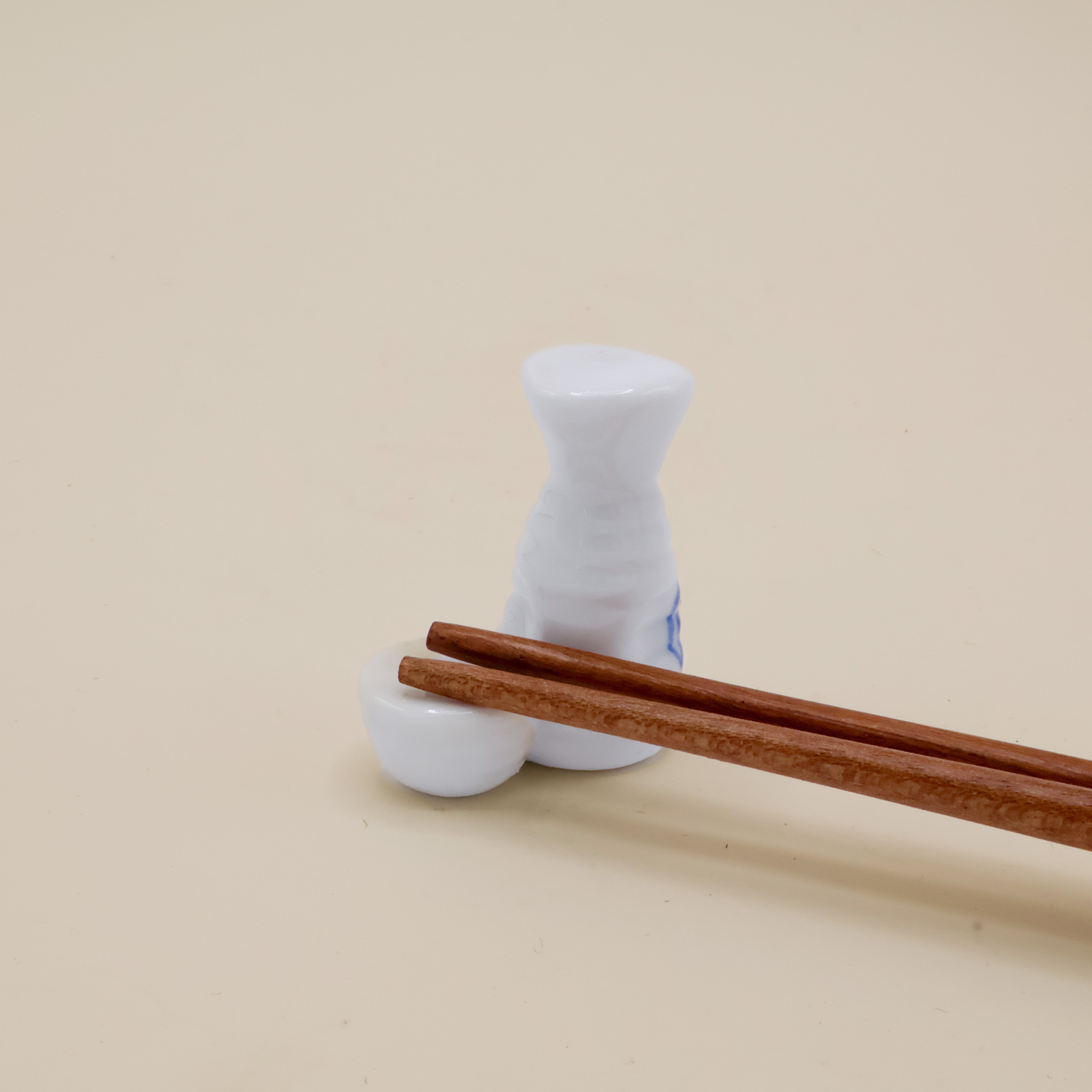 Spisepindeholder - Sake kande og kop