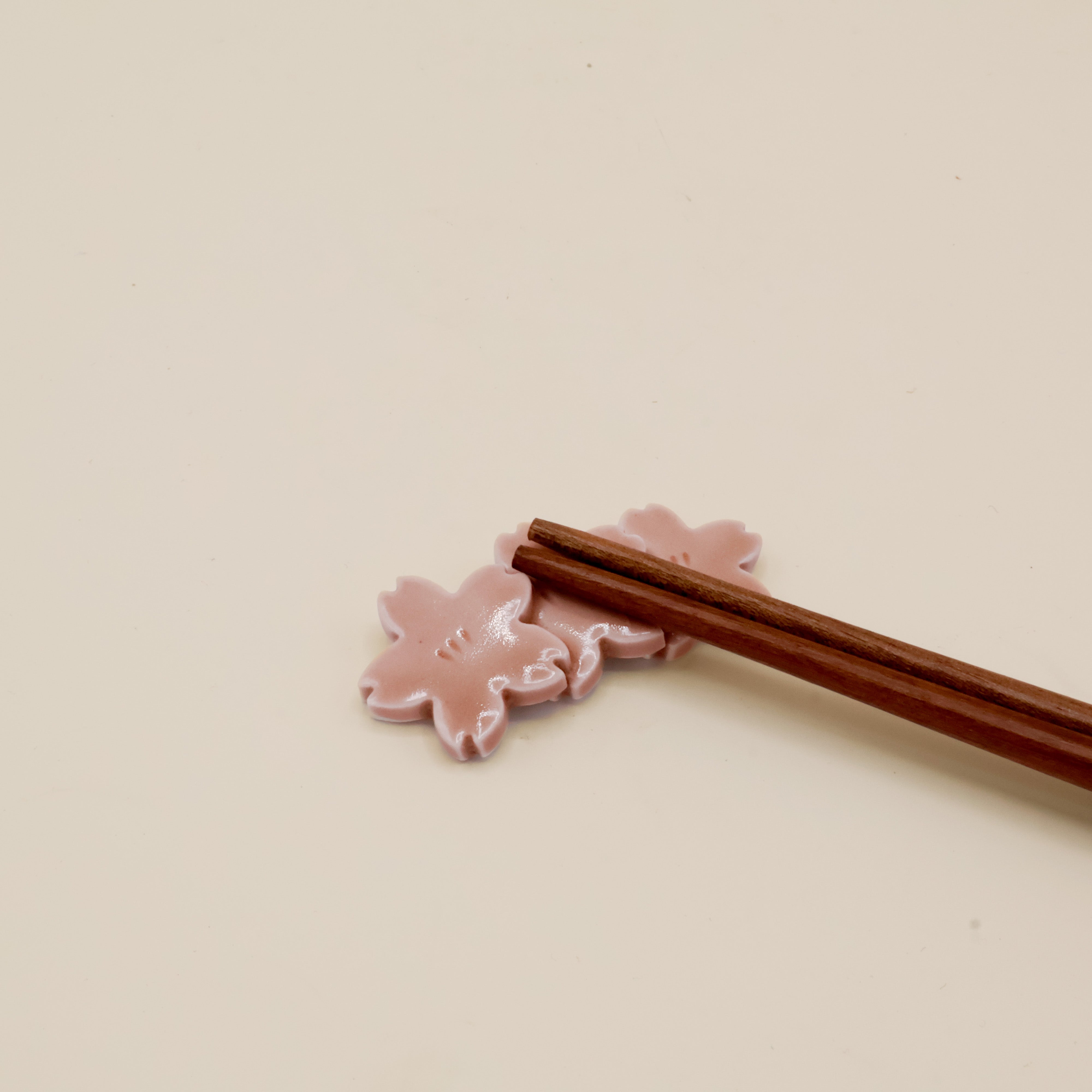 Spisepindeholder - Tre lyserøde sakura blomster
