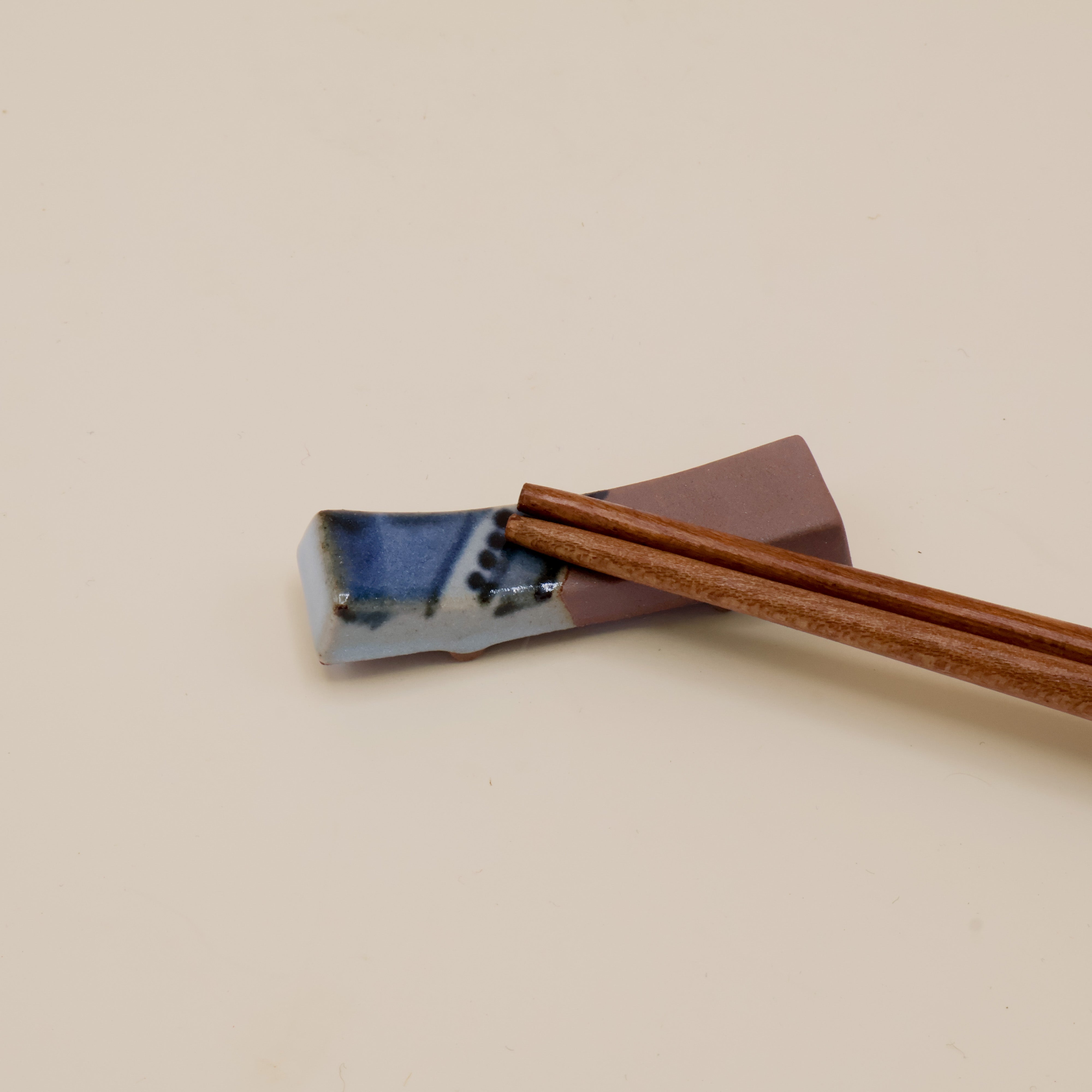 Spisepindeholder - Aflang med blå glasur detaljer