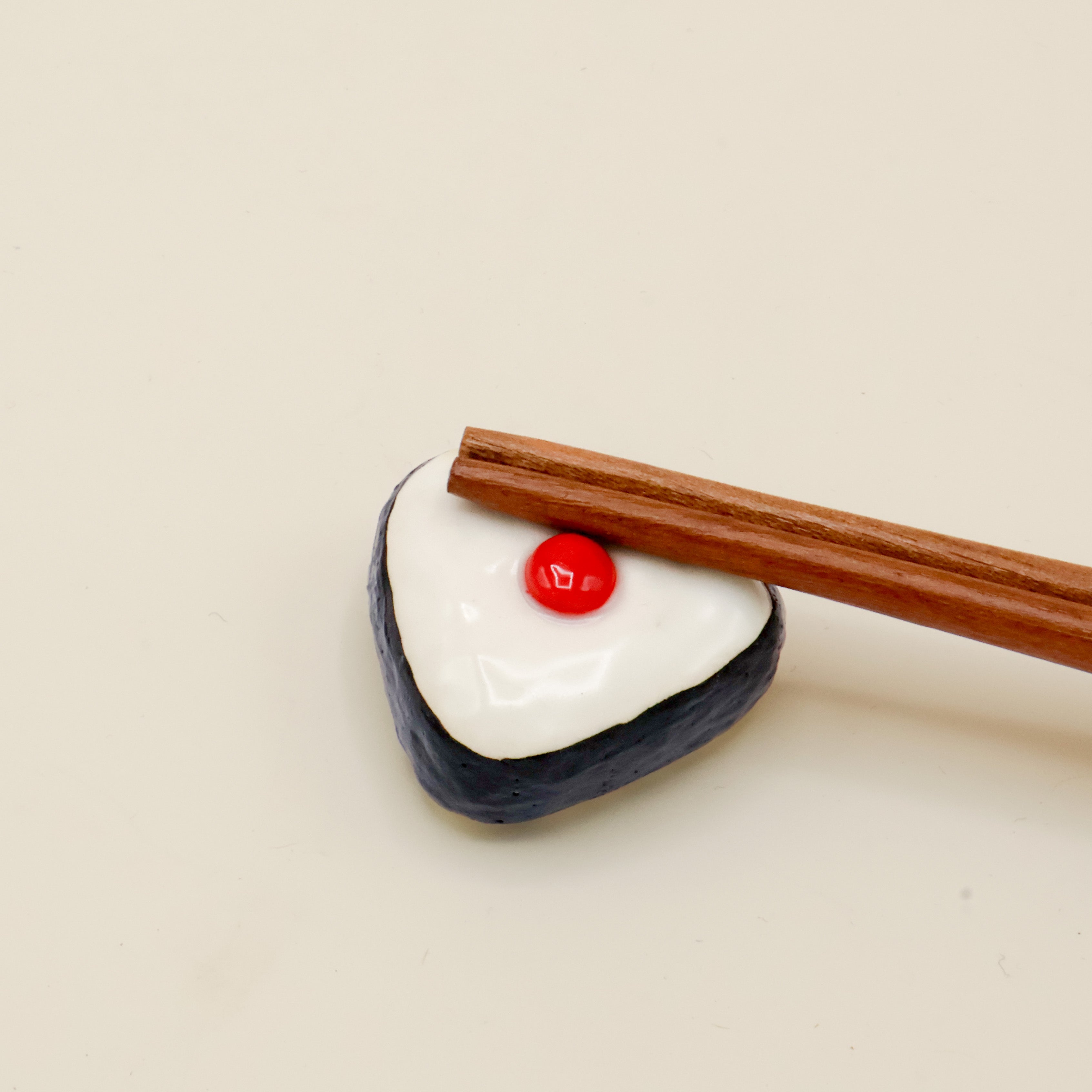 Spisepindeholder - Onigiri med tun/rød prik