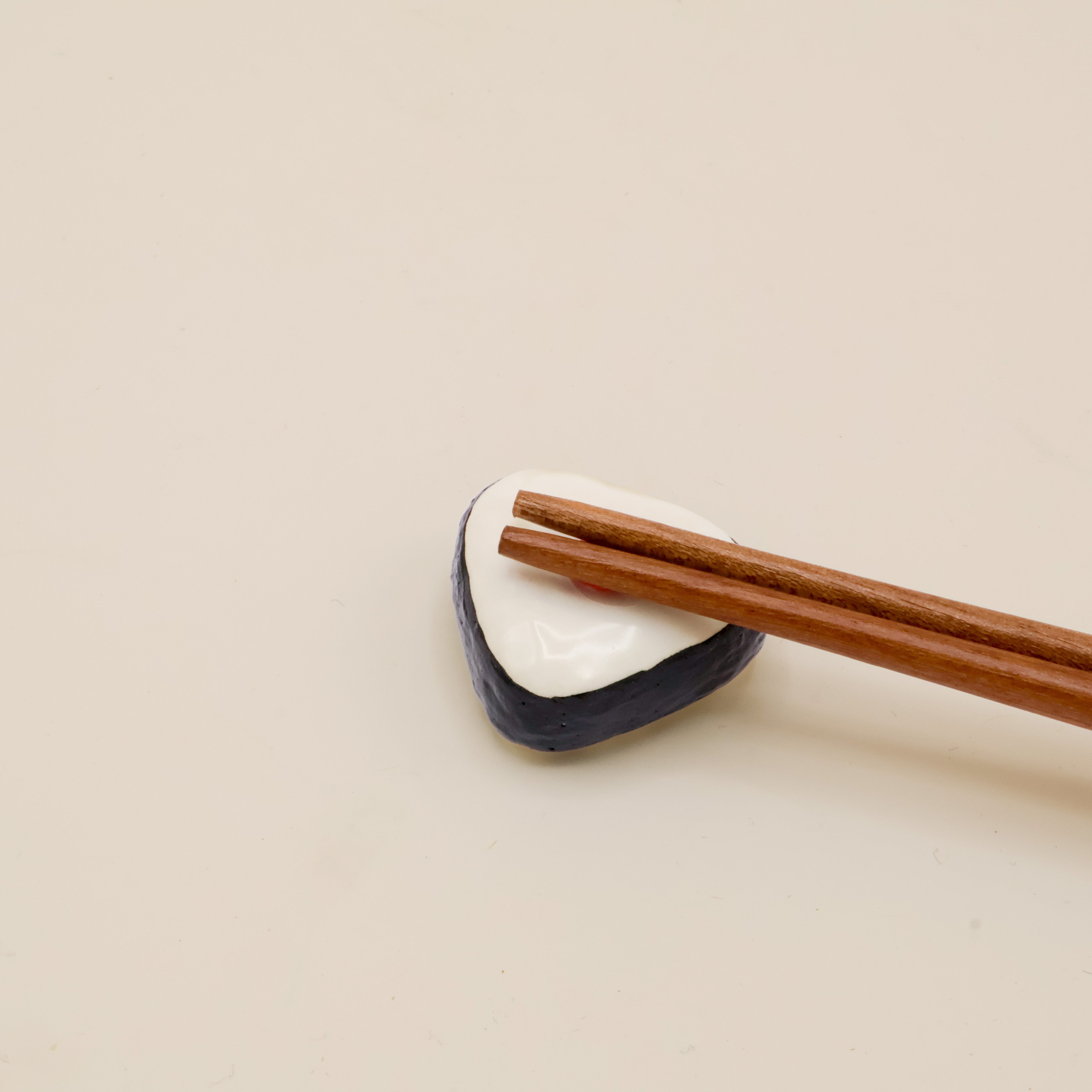 Spisepindeholder - Onigiri med tun/rød prik