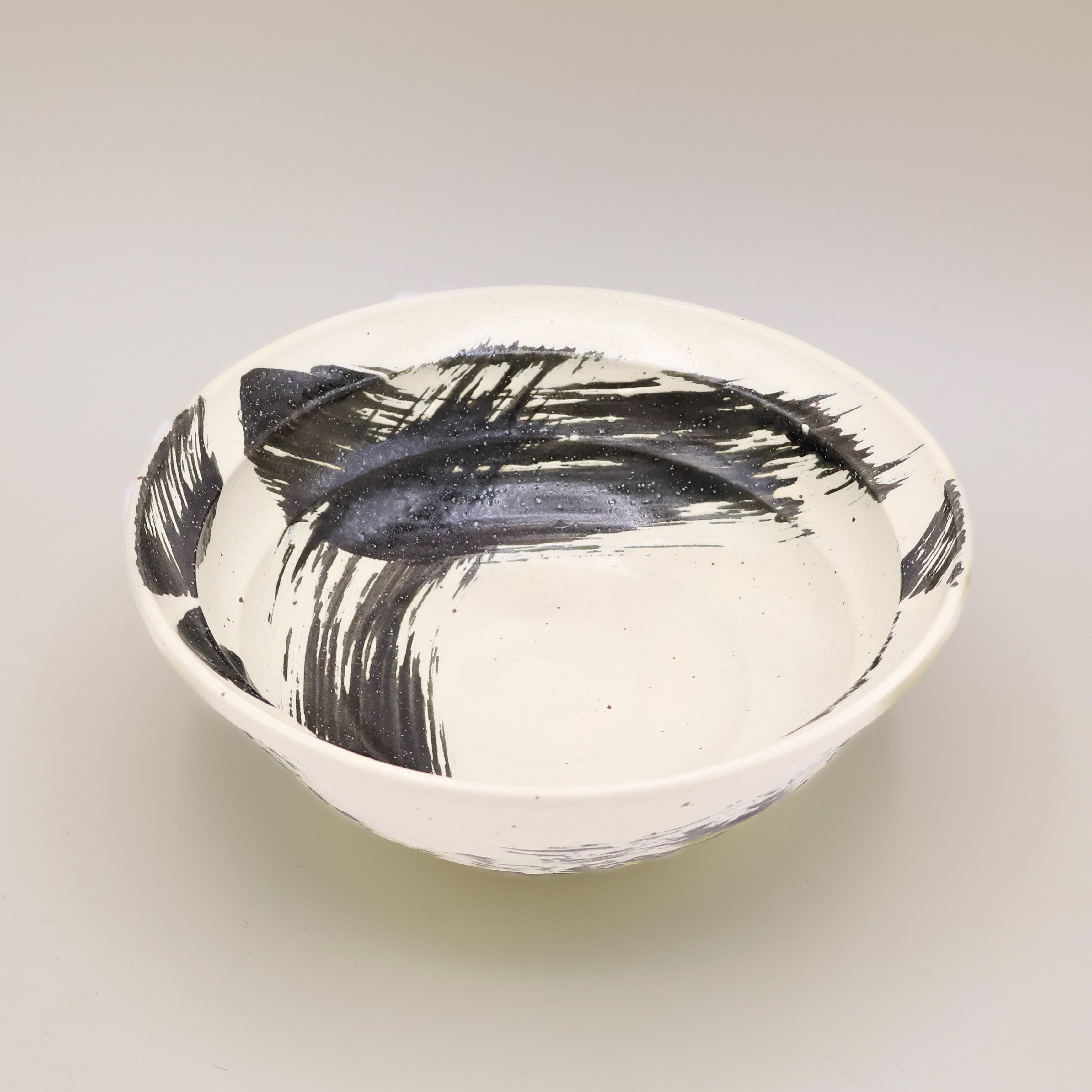 Ramenskål i hvid med sort glasur og bred kant
