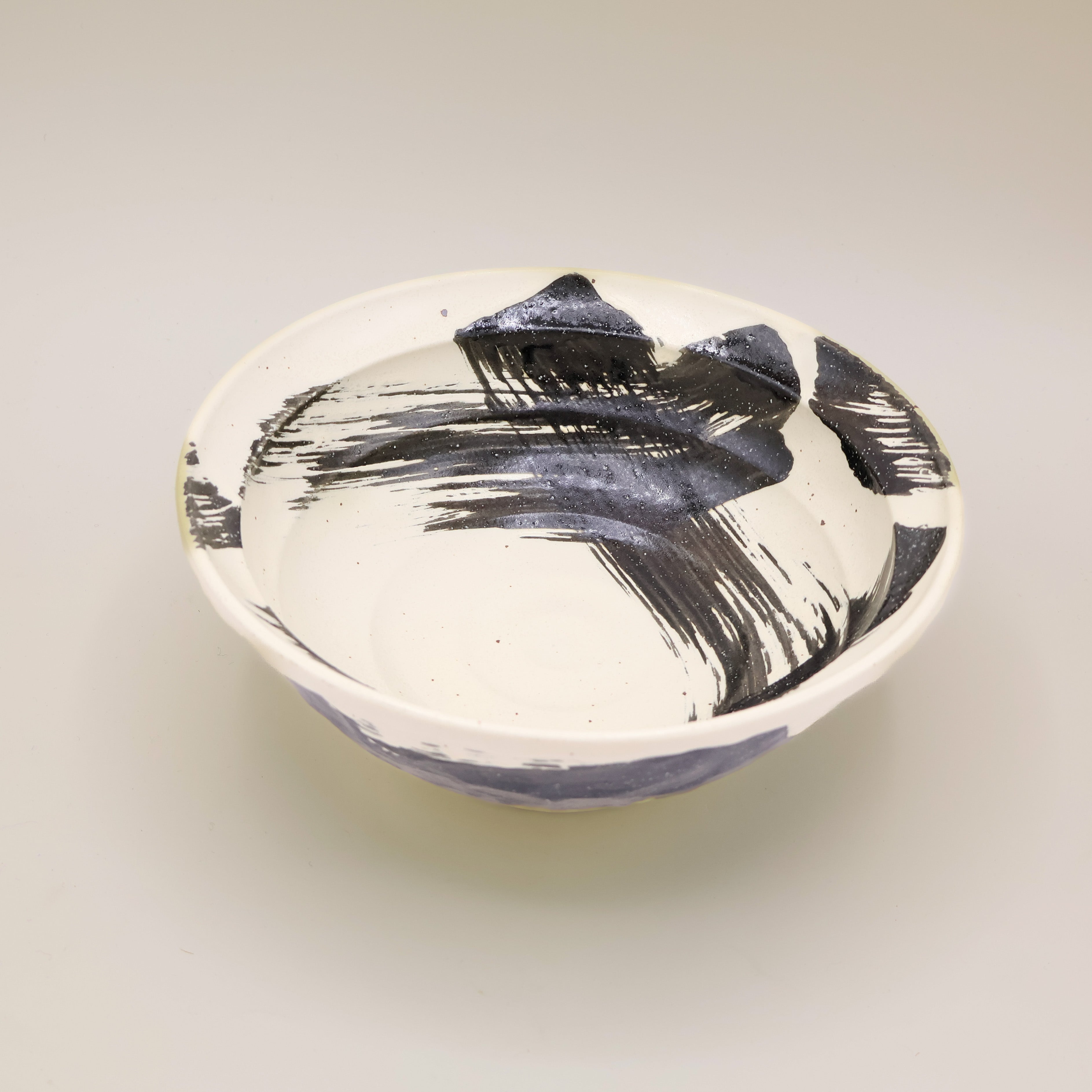 Ramenskål i hvid med sort glasur og bred kant