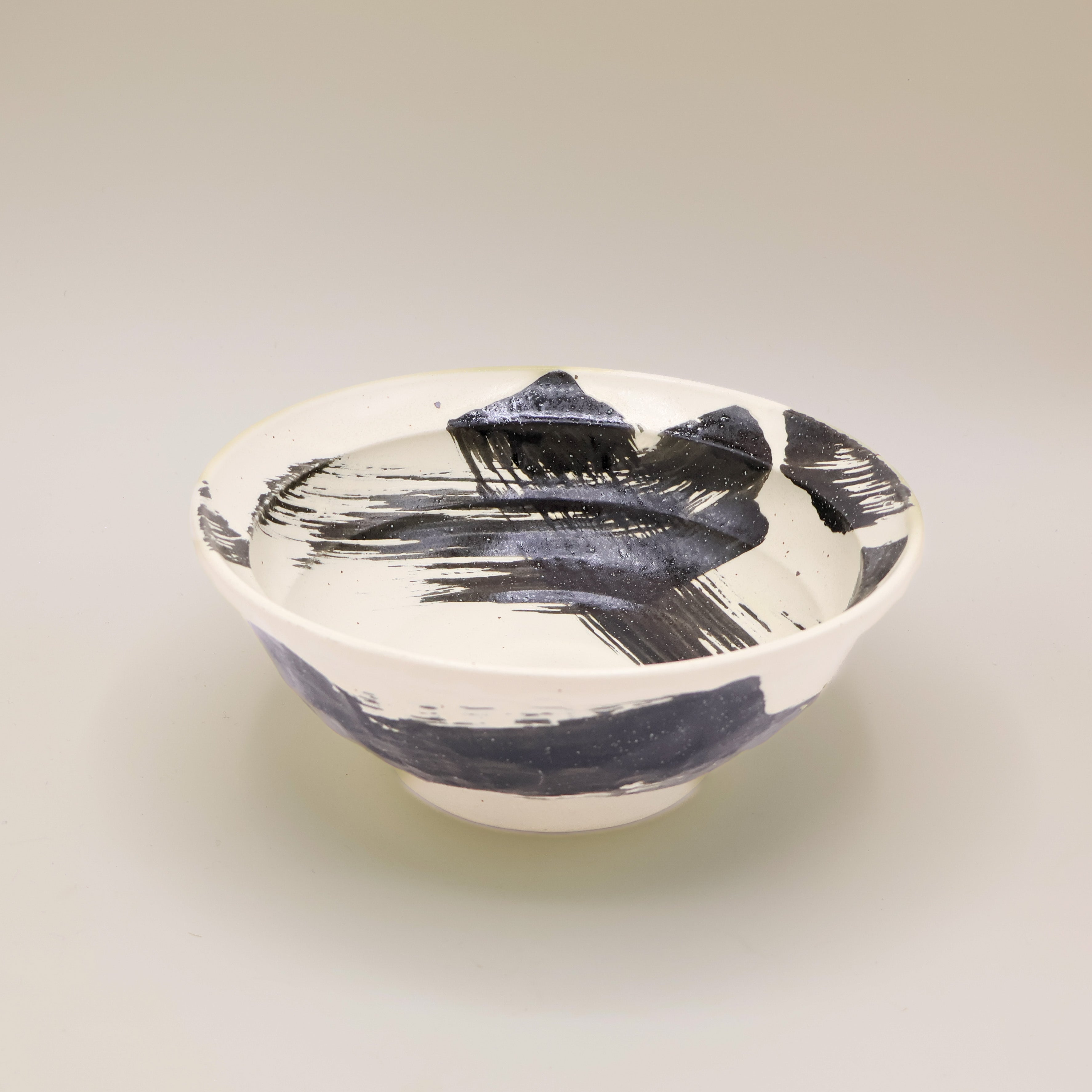 Ramenskål i hvid med sort glasur og bred kant