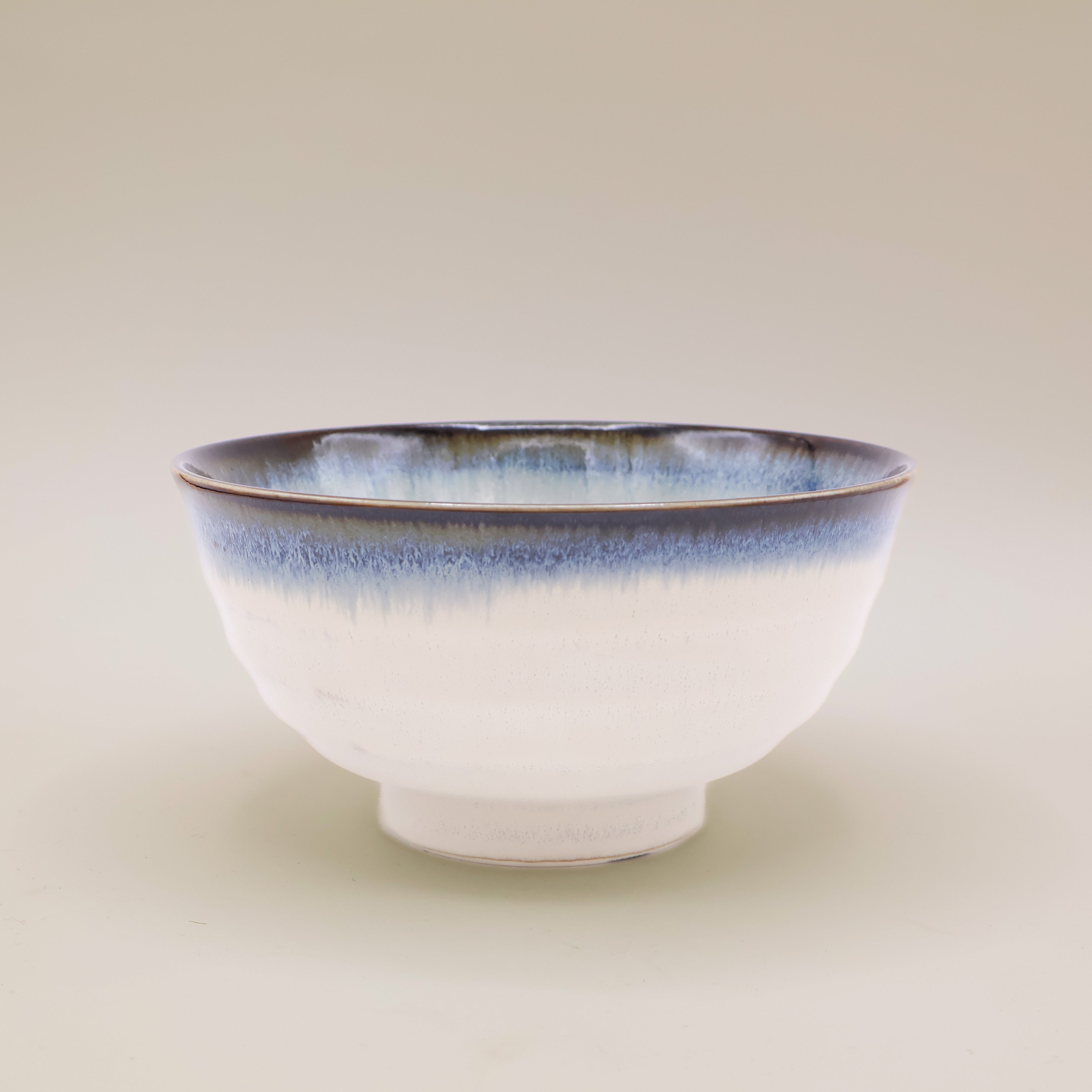 Nudelskål med hvid glasur og blå kant