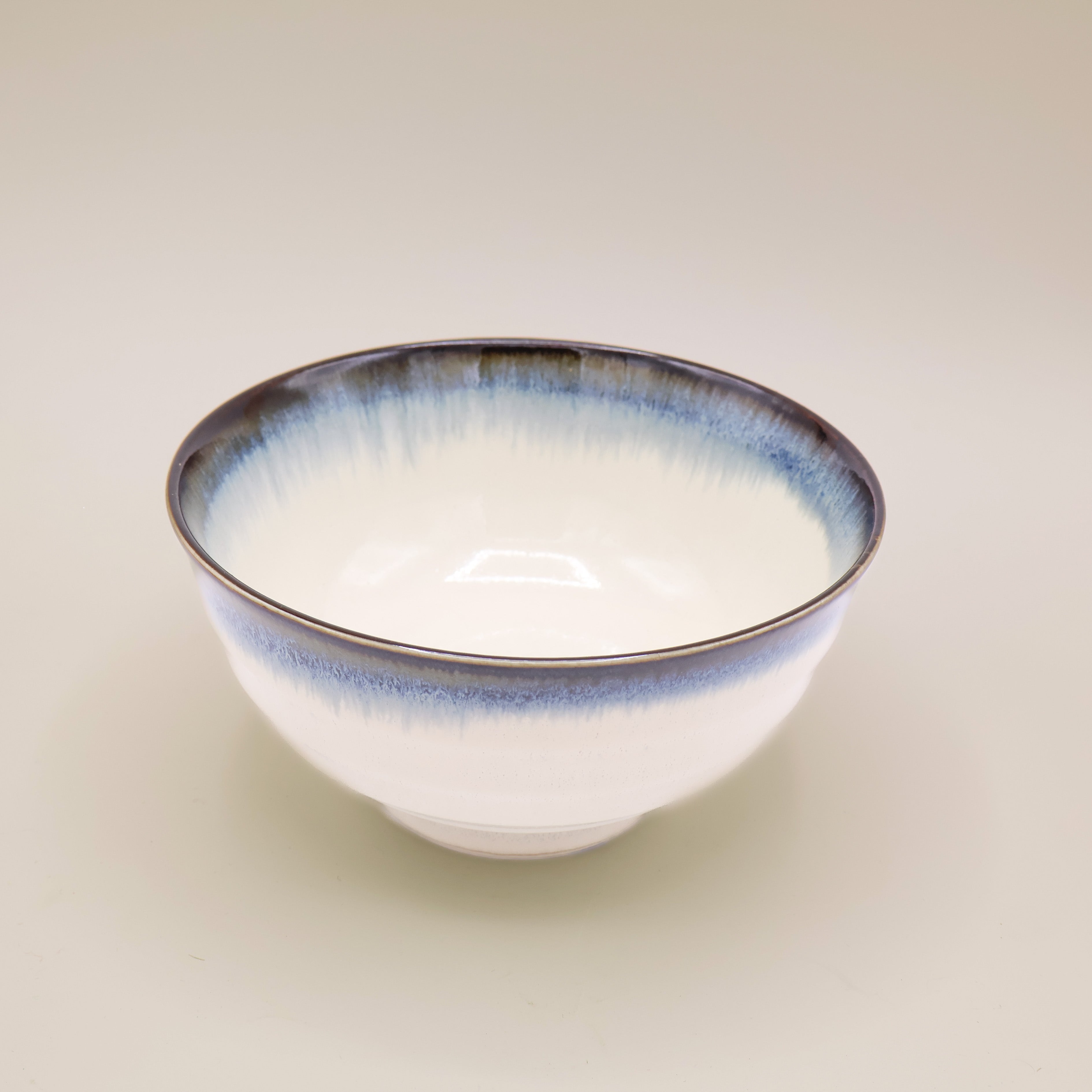 Nudelskål med hvid glasur og blå kant