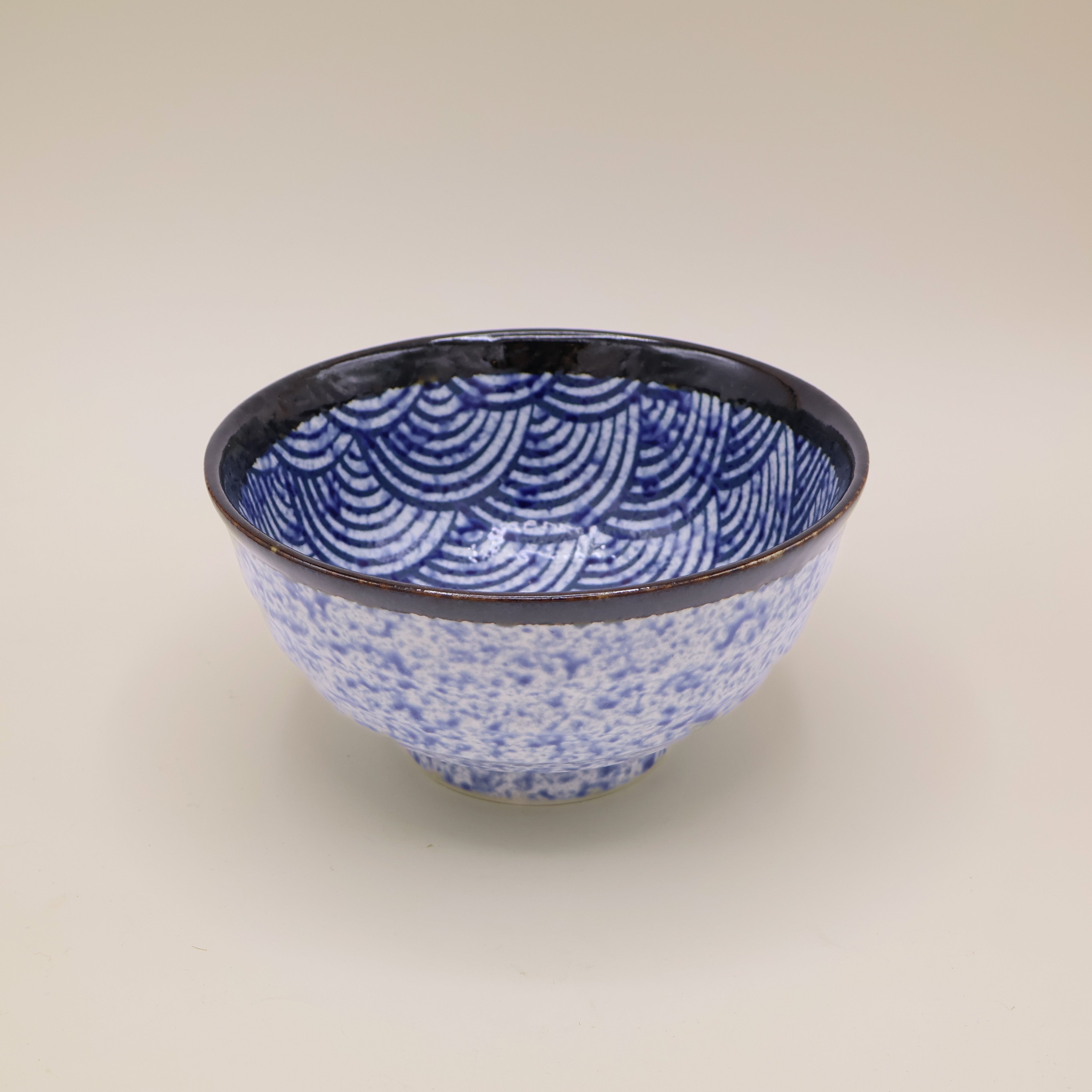 Nudelskål med blå bølger og sort kant