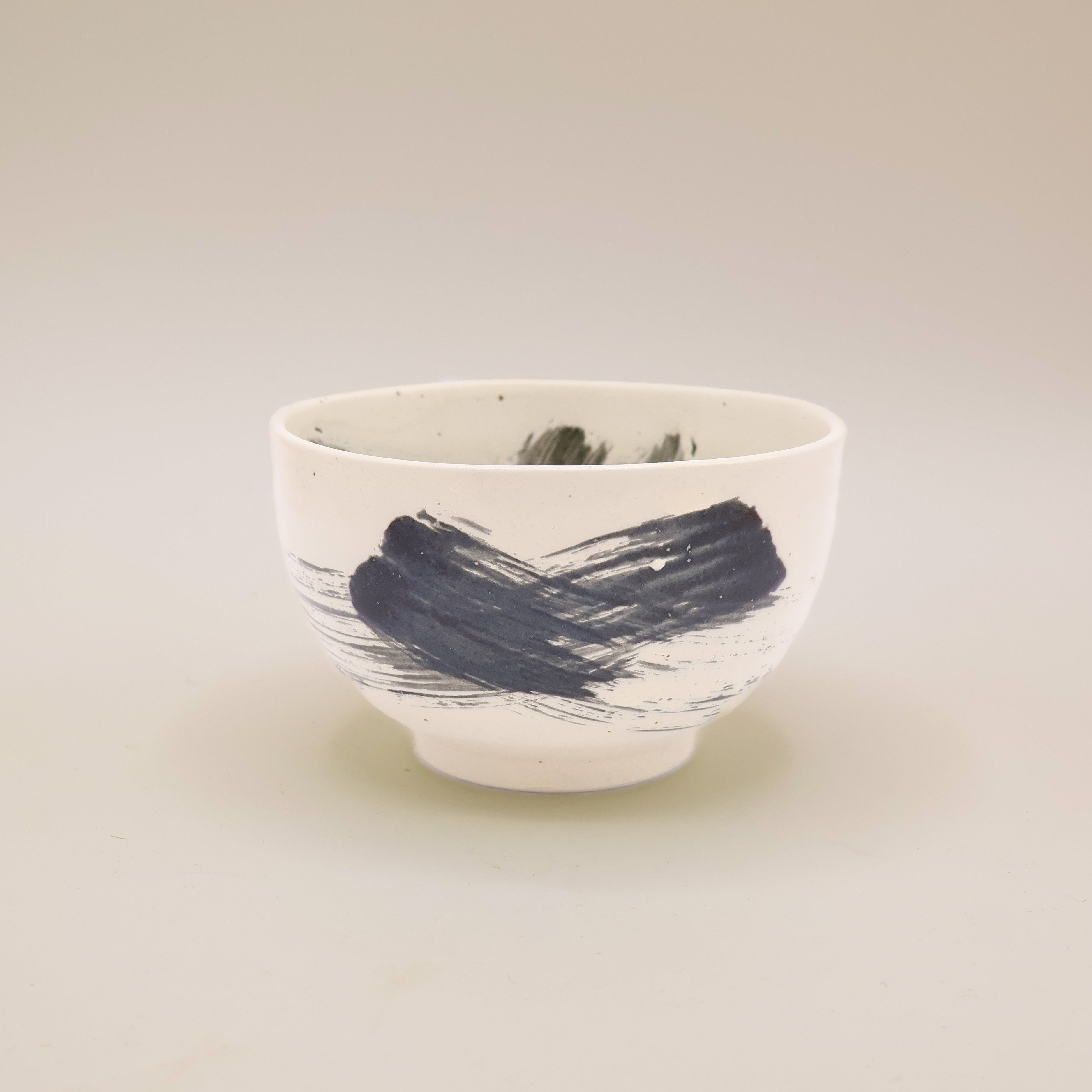Matchaskål - Hvid med sorte penselstrøg