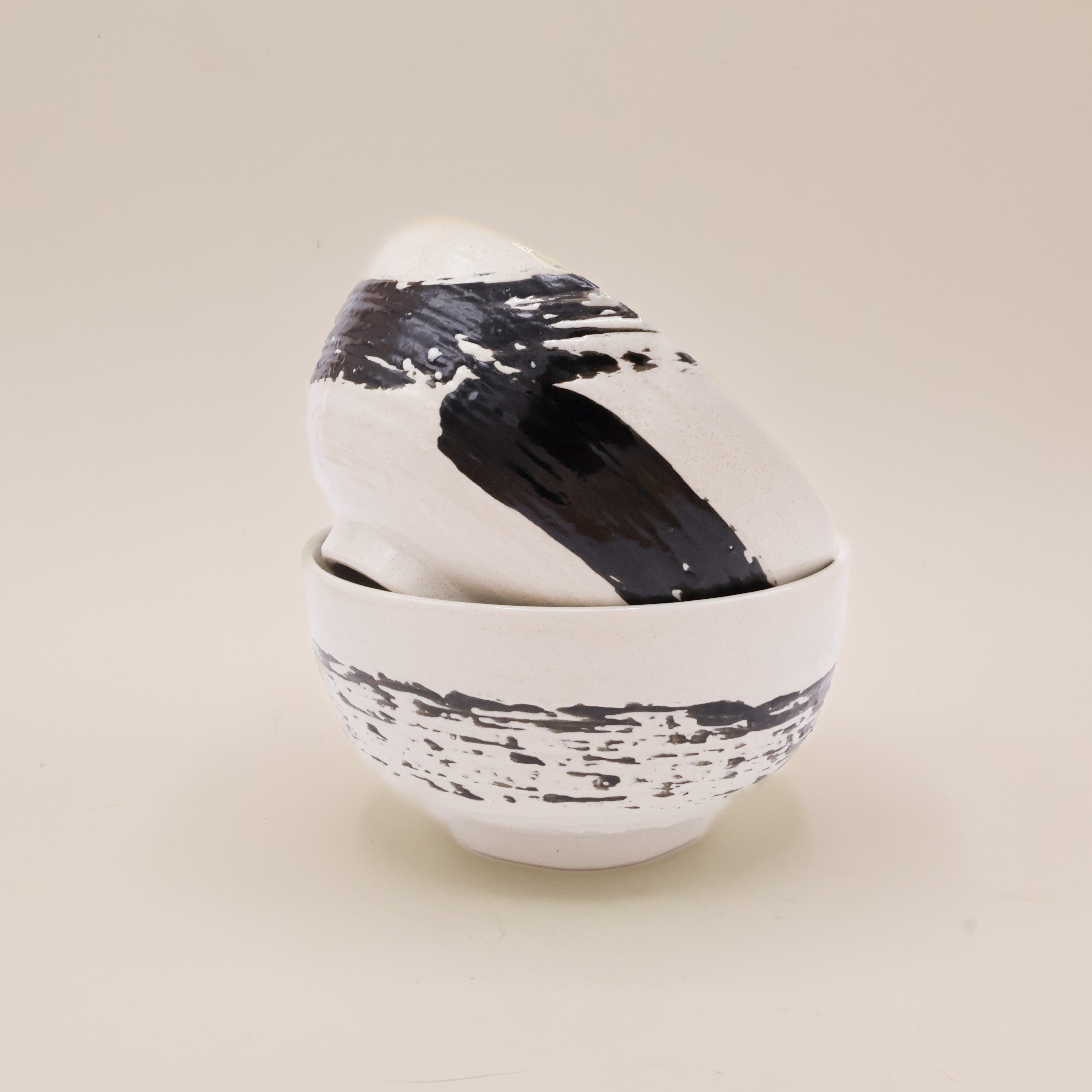 Hvid skål med sort penselstrøg
