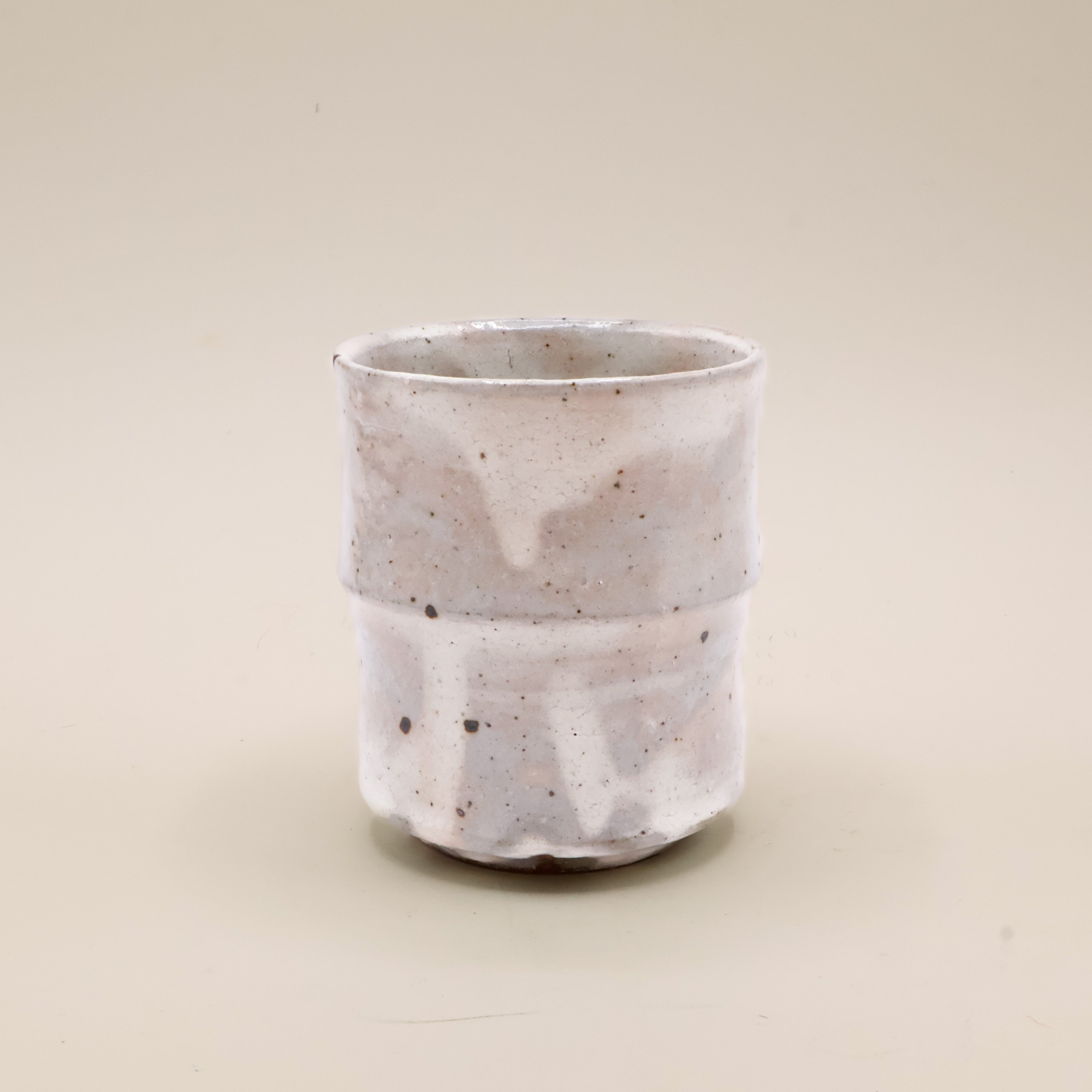 Kop i grå glasur og lyserøde nuancer