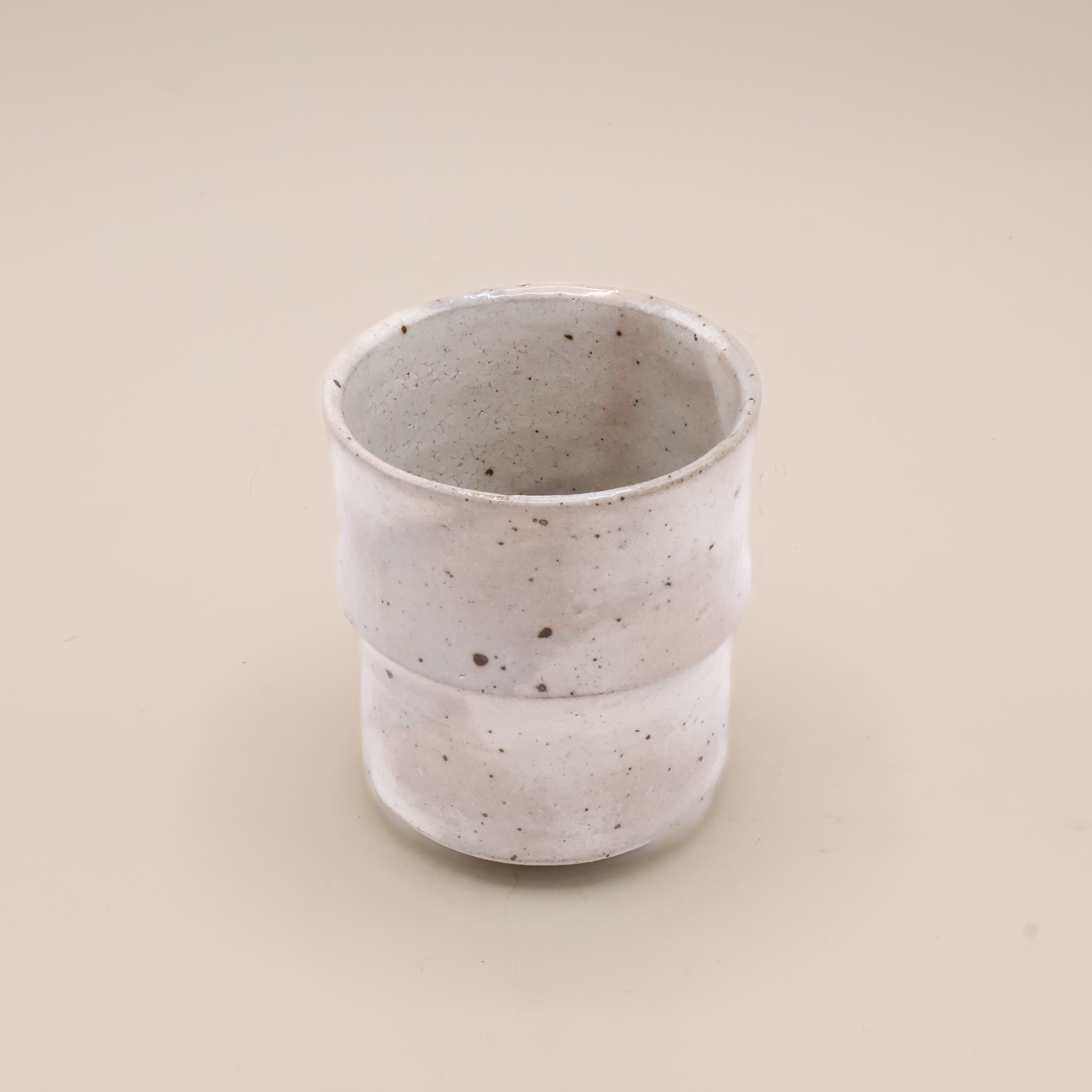 Kop i grå glasur og lyserøde nuancer