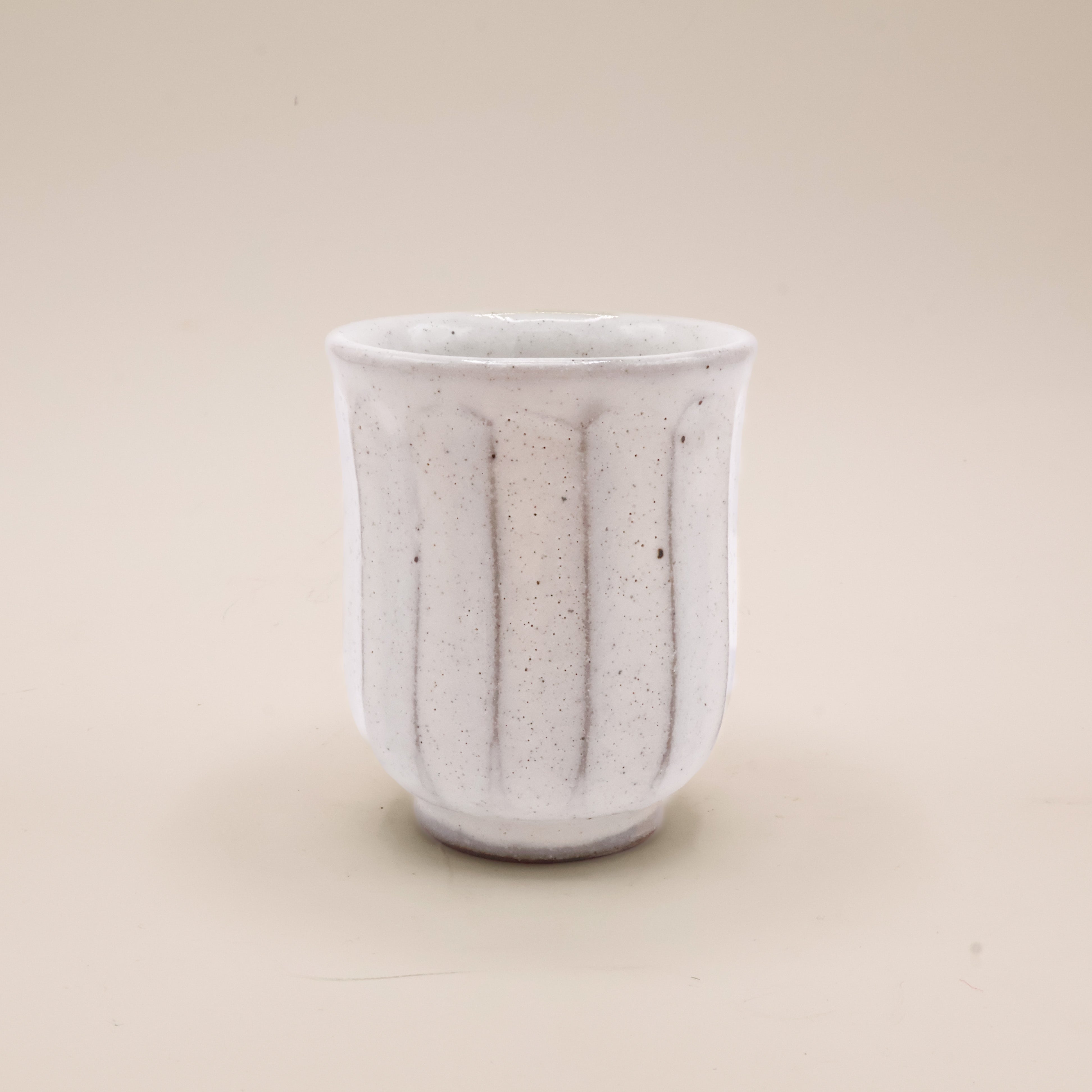 Kantet kop med hvid/grå glasur