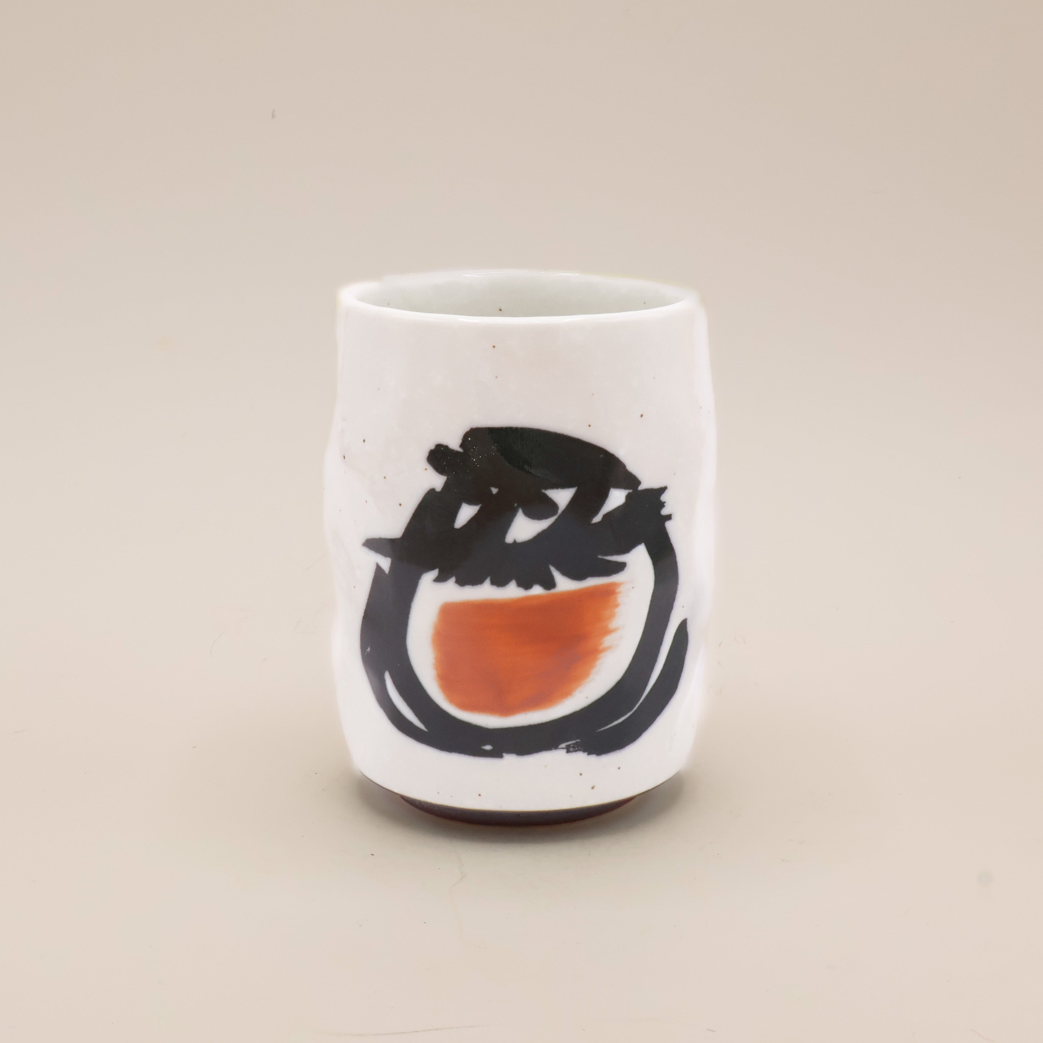 Hvid kop med sorte japanske motiver