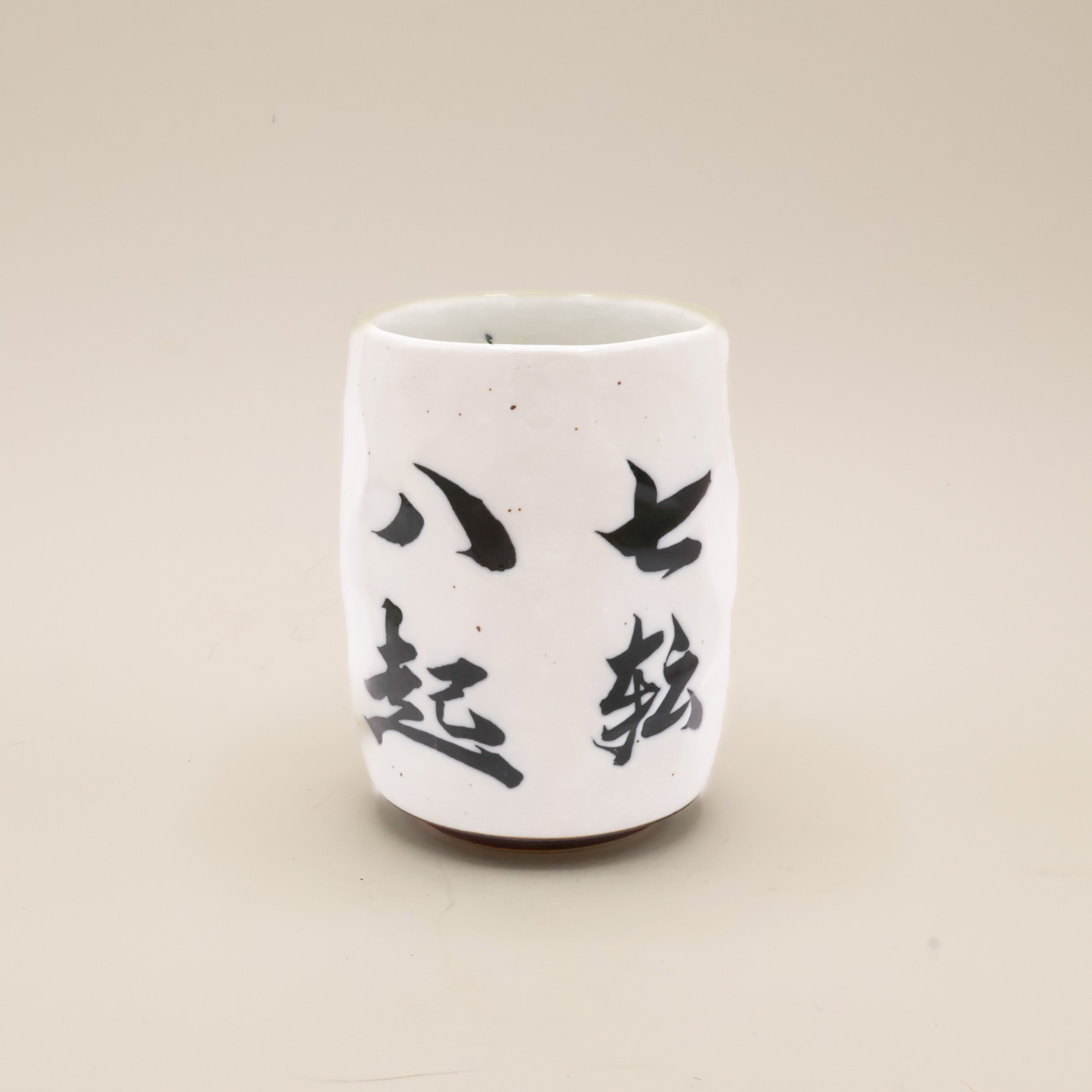 Hvid kop med sorte japanske motiver