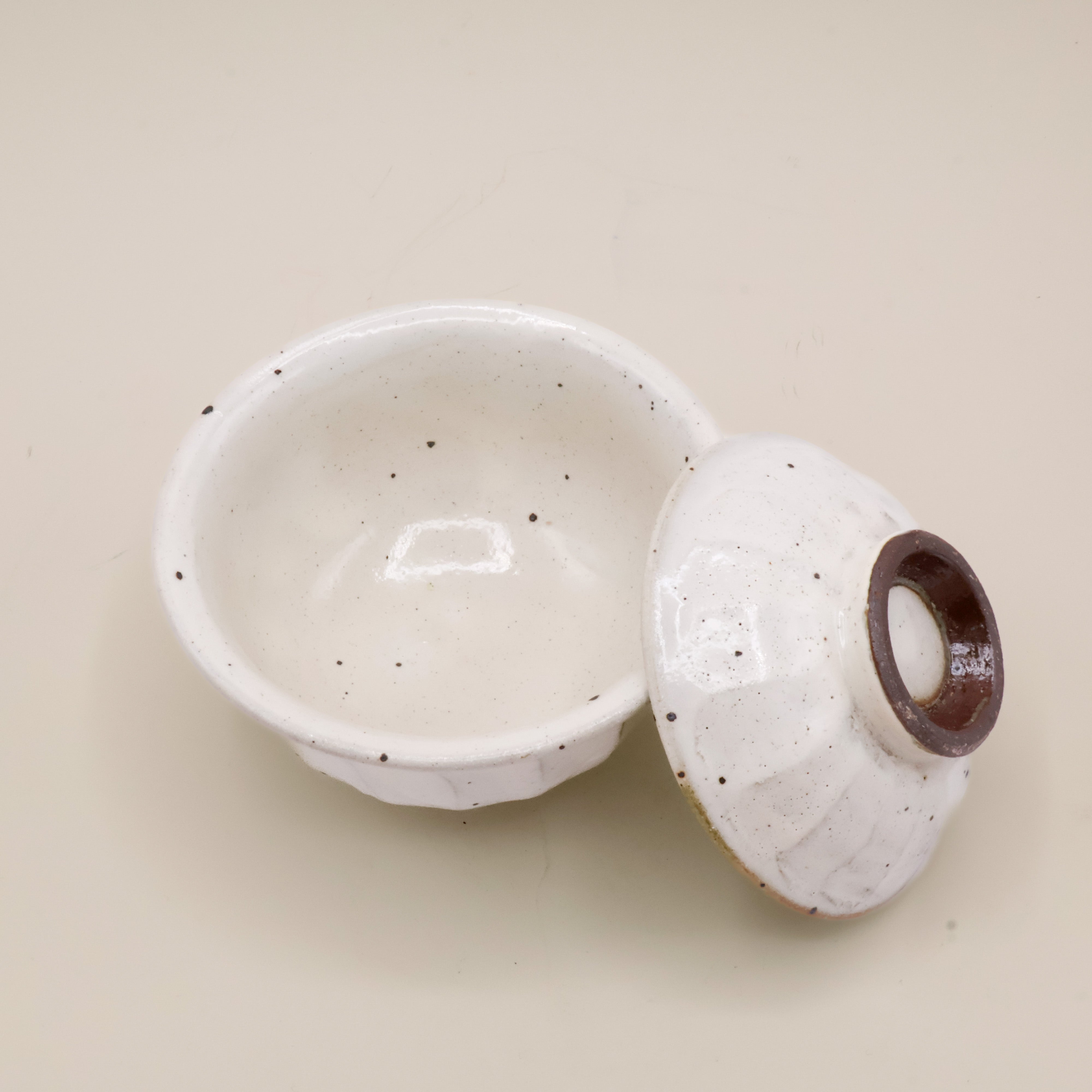 Lågkrukke - Hvid/grå med kanter