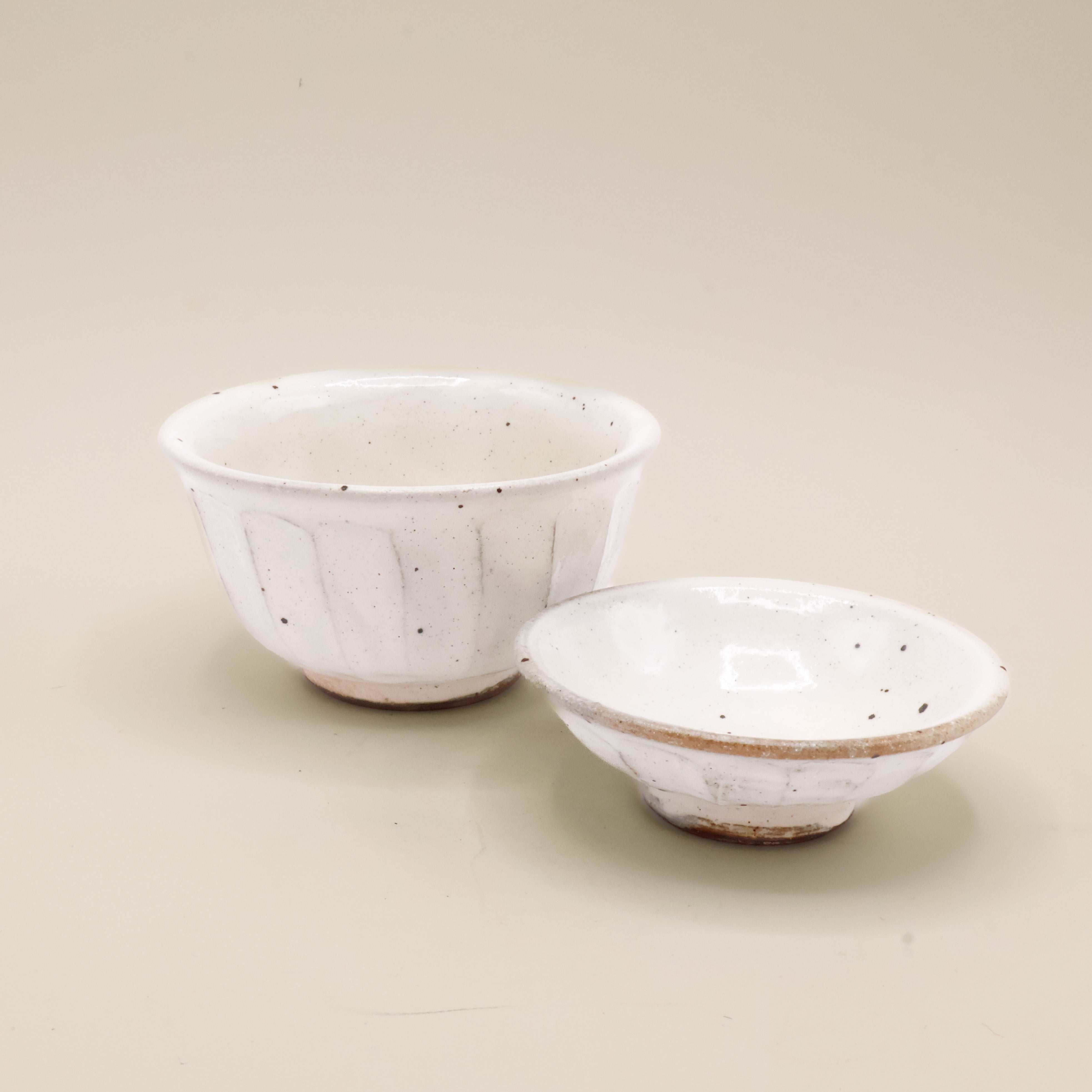 Lågkrukke - Hvid/grå med kanter