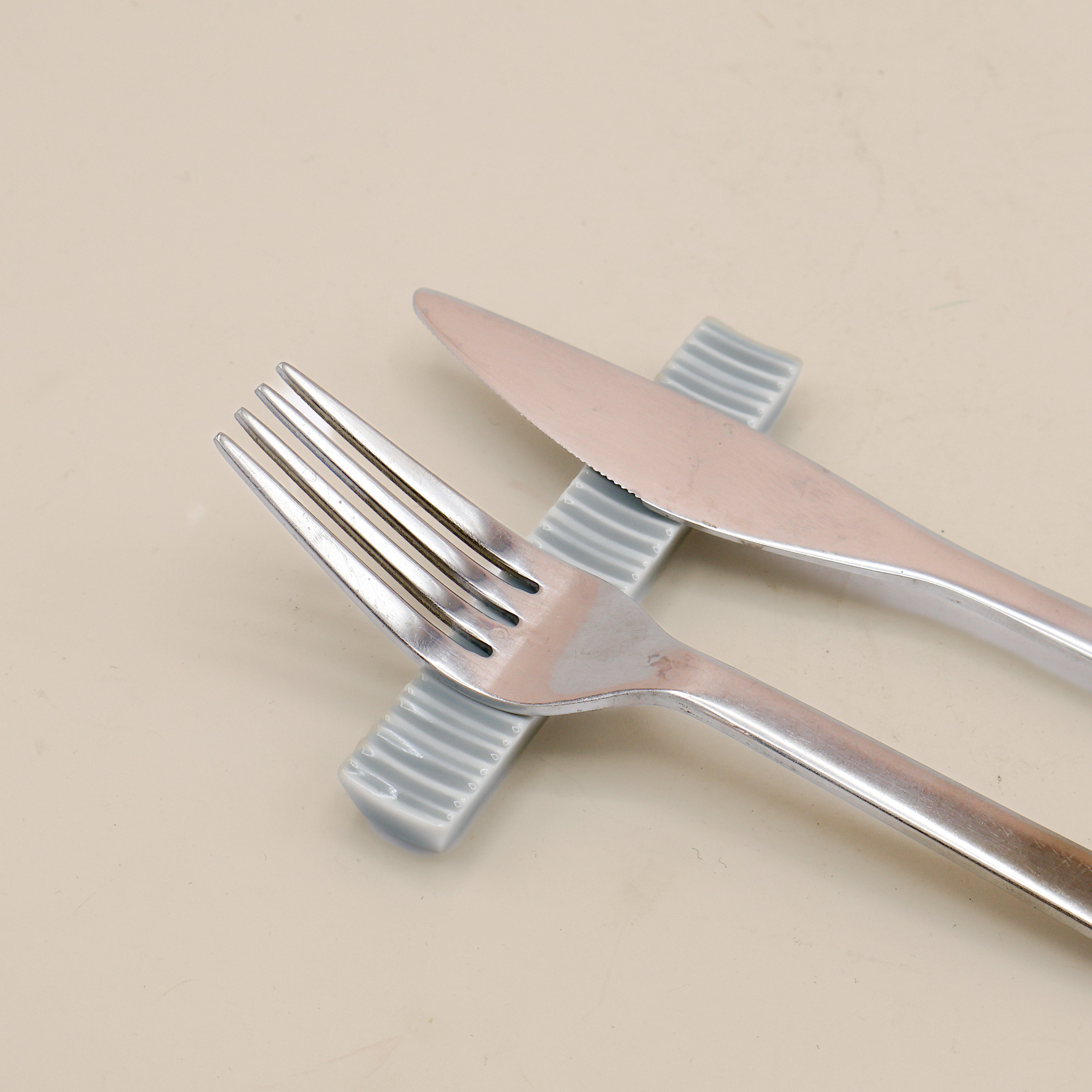 Bestikholder - Riller / Grå/blå