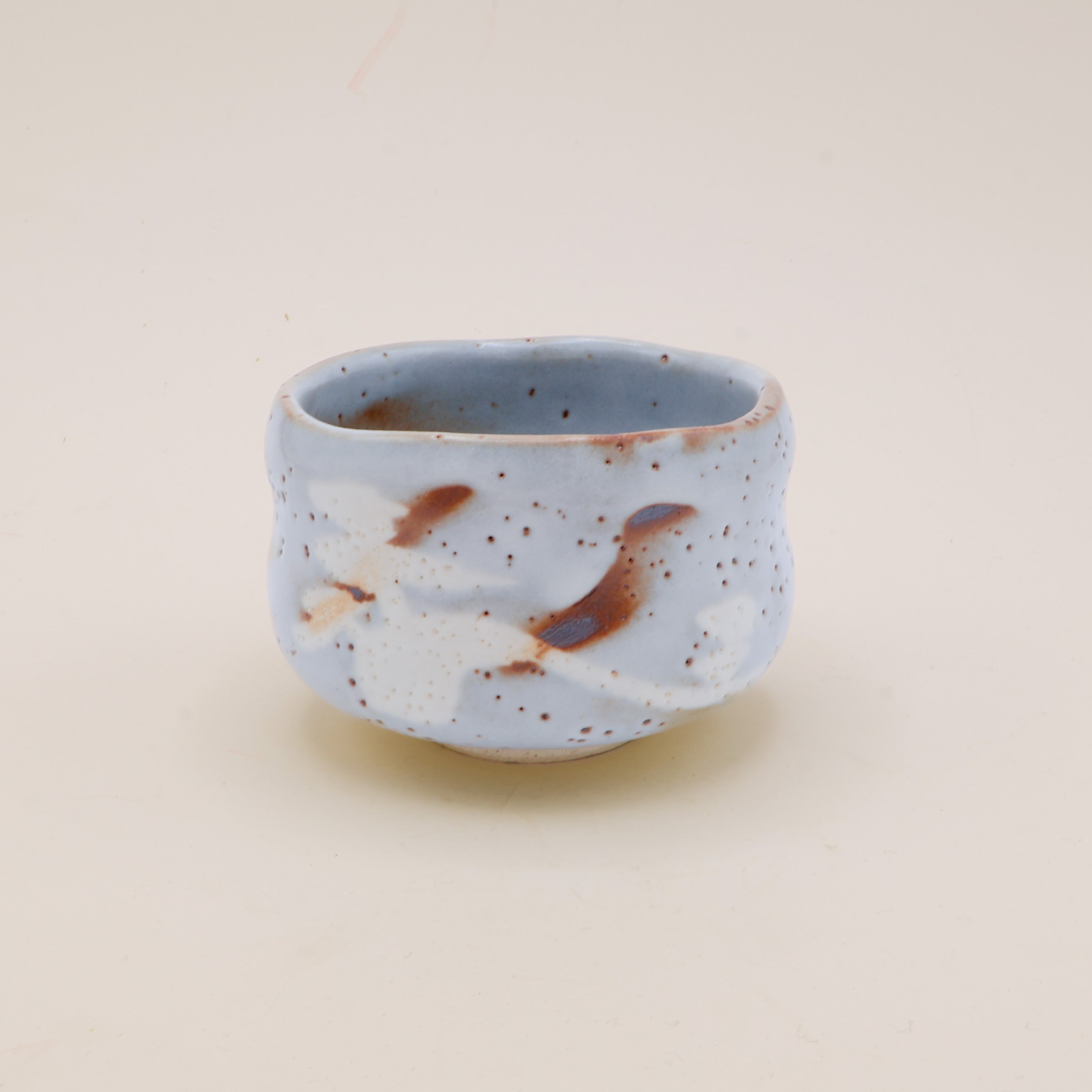 Matchakop - Lille grå med brune og hvide penselstrøg