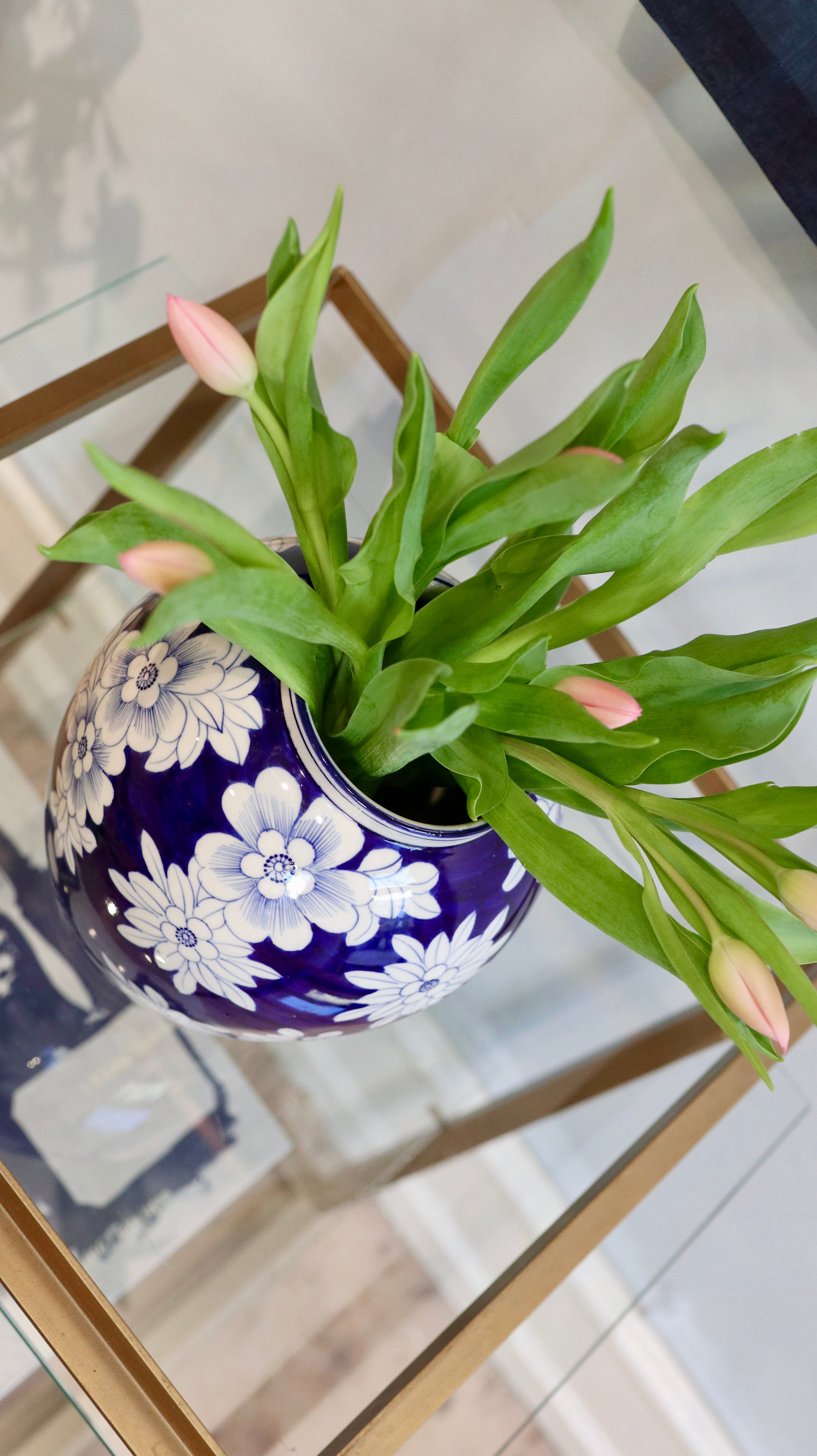 Vase in dark blue with white flowers