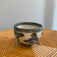 Japansk kop med blomster i blå, brune og grå detaljer