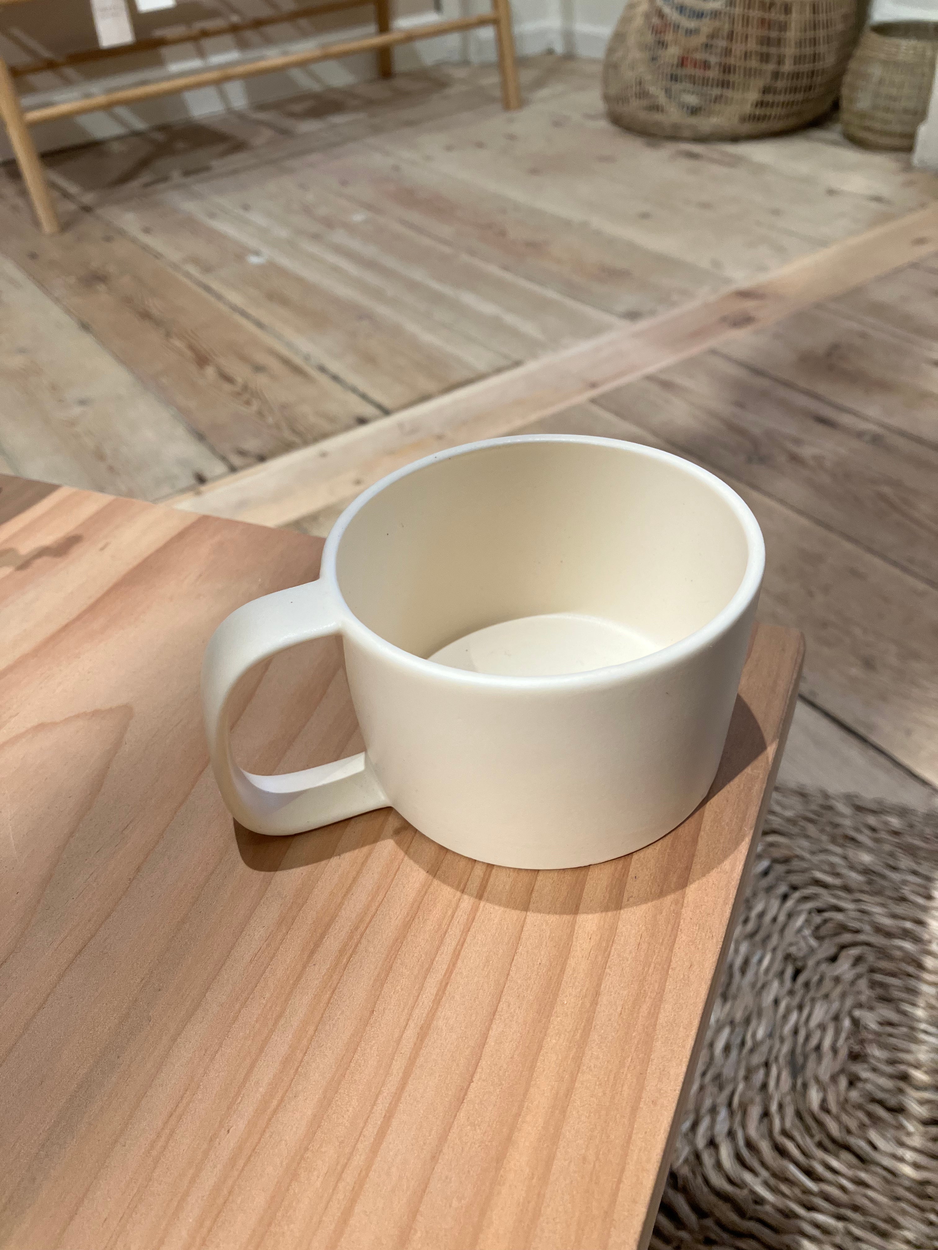 Cup in off-white with handle