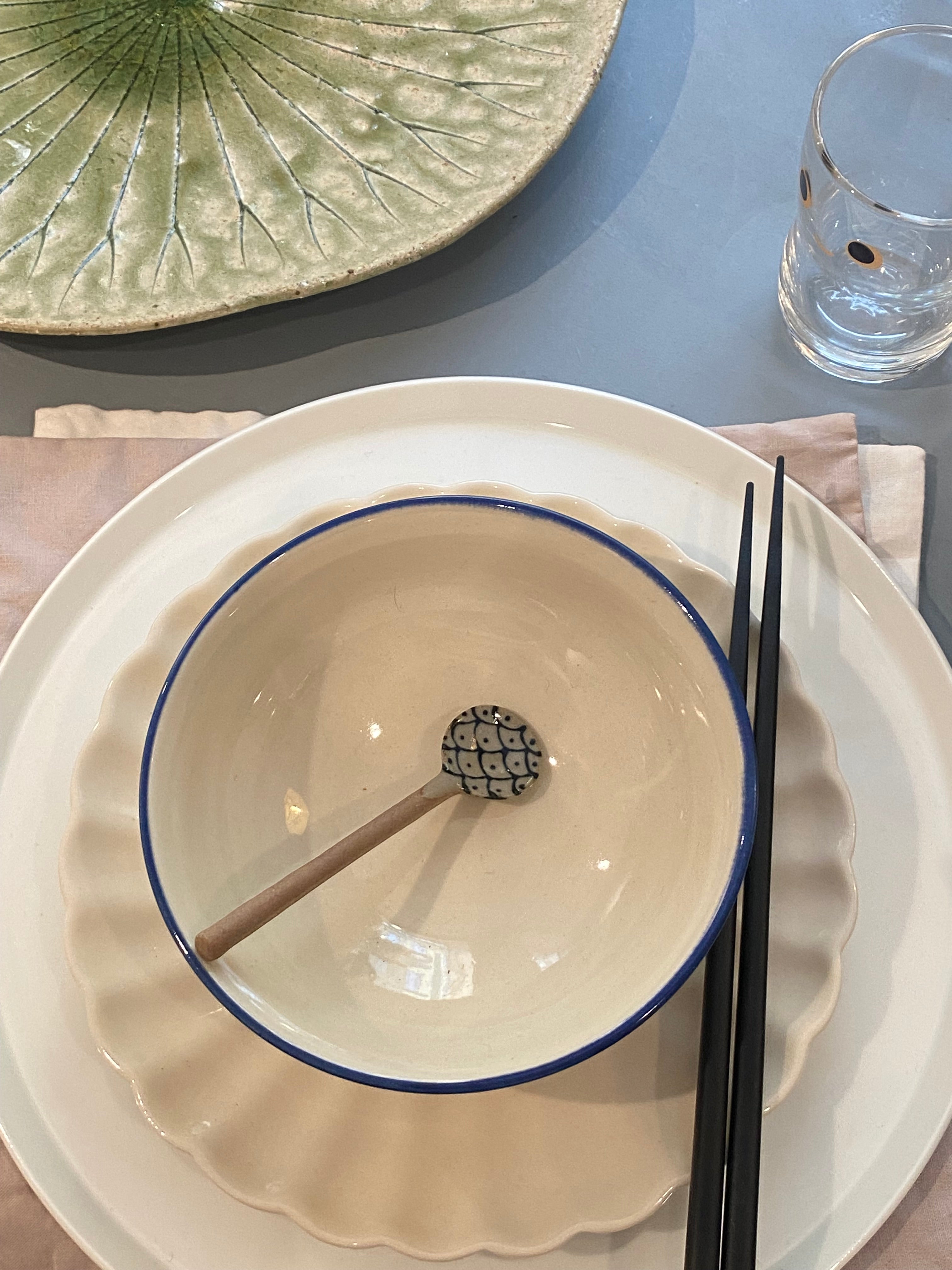 Keramikske med motiv af blåt japansk motiv