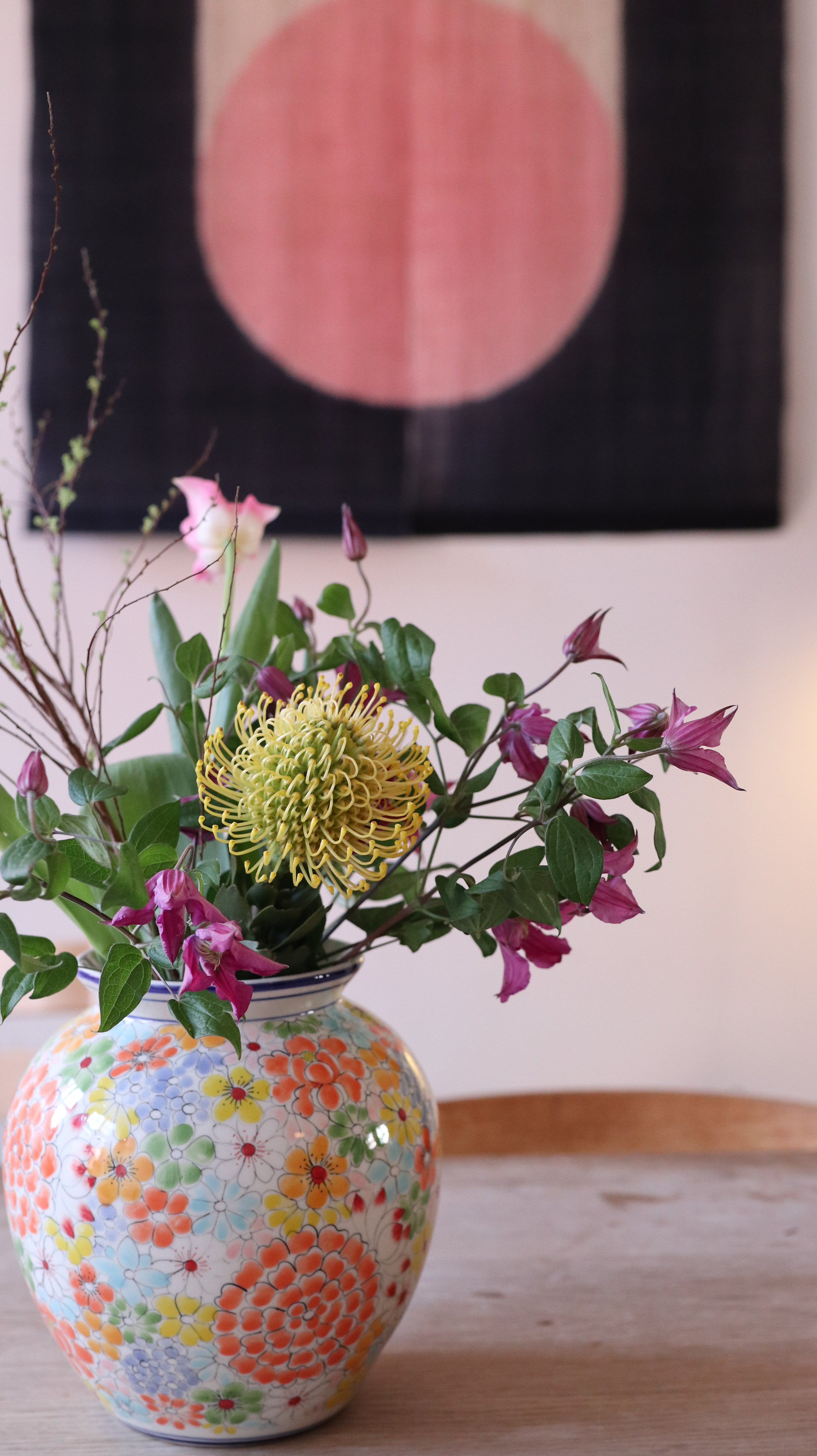 Håndlavet, rund vase med blomster