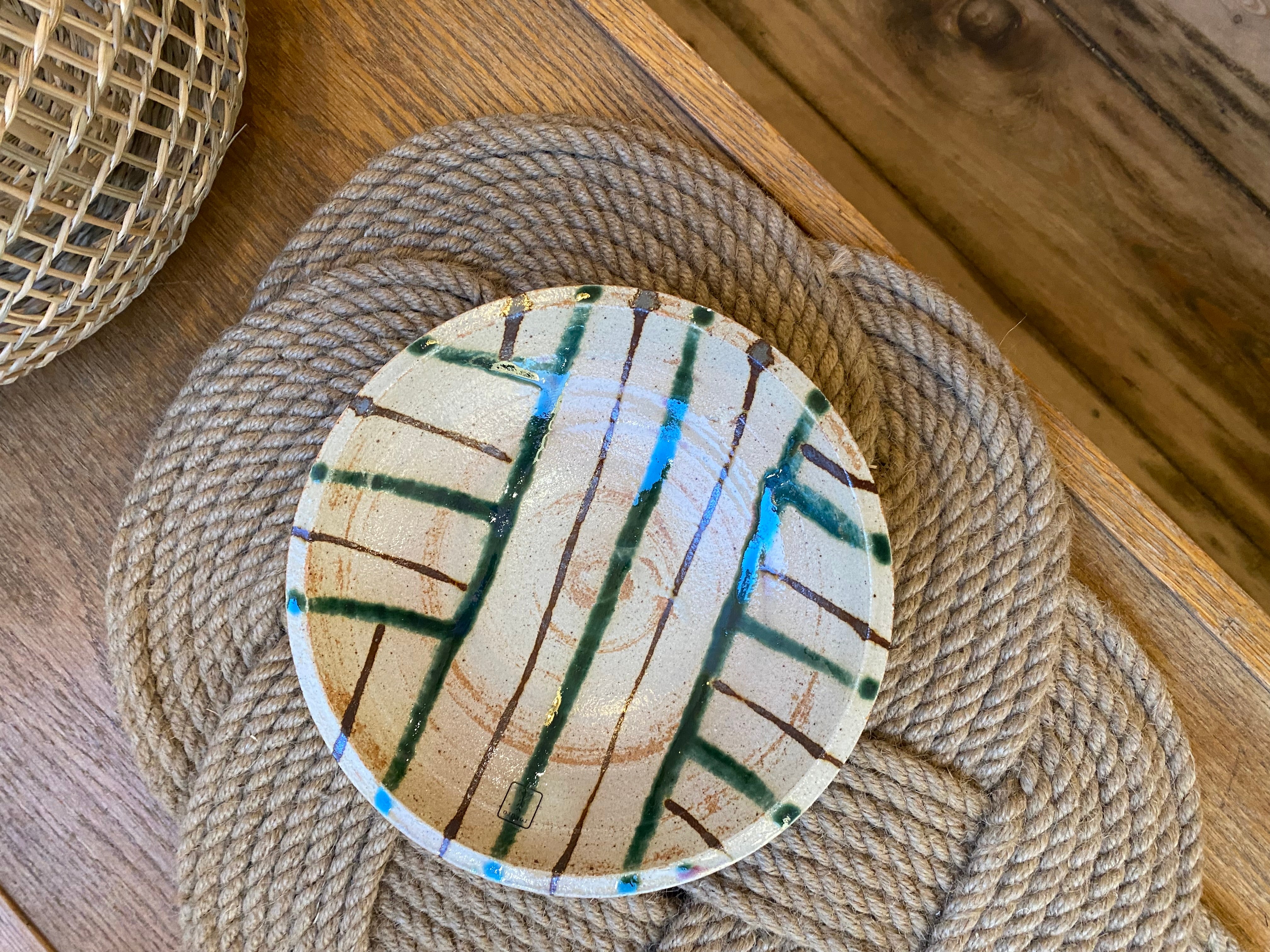Lav skål med grønt og brunt stregmønster