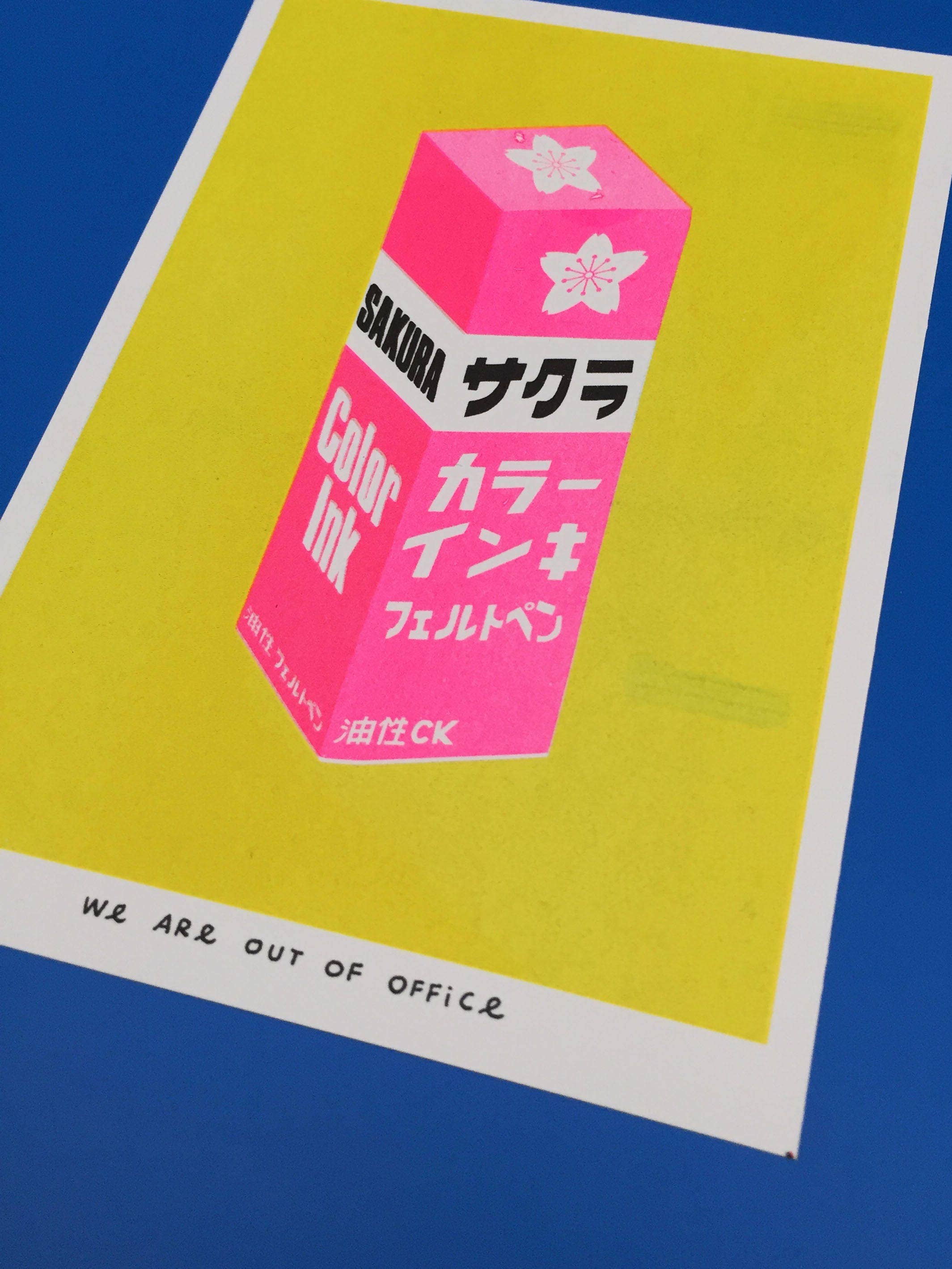 Risograftryk af en japansk pakke med pink sakura-blæk