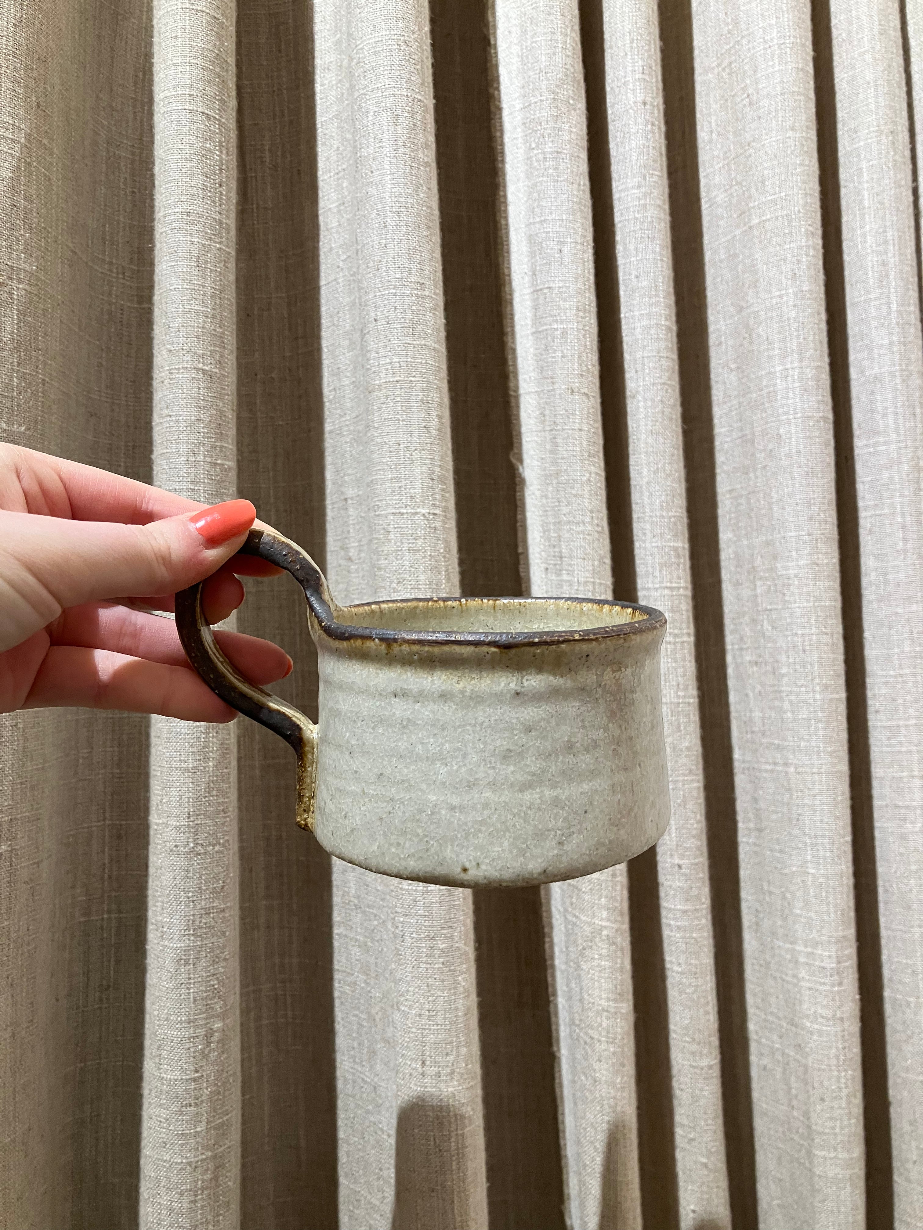 Rustik kop med brun kant og hank