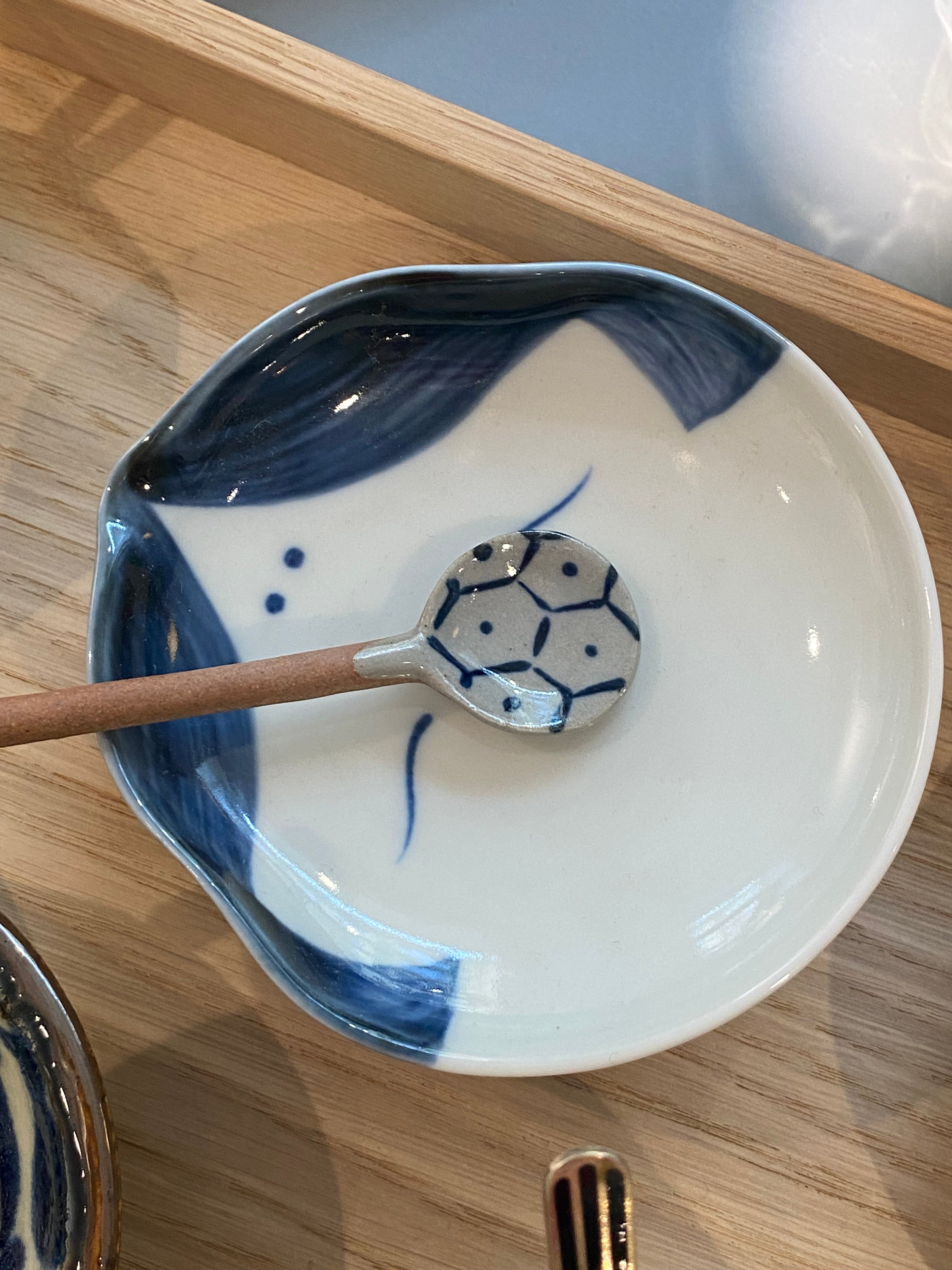 Keramikske med blåt motiv