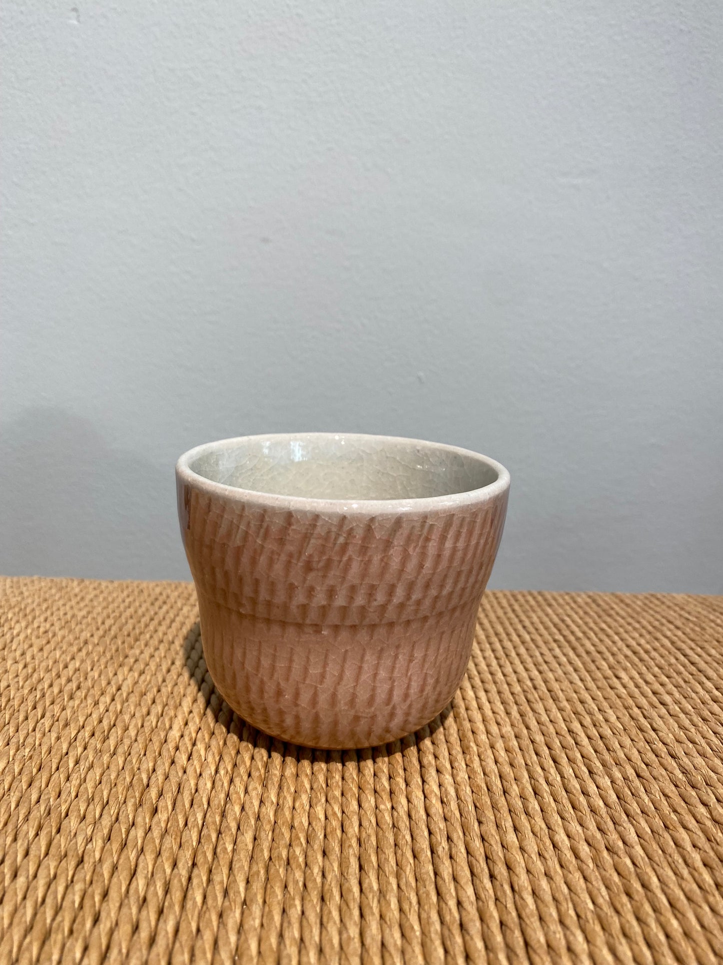 Japansk kop med lyserød glasur og stregdetaljer