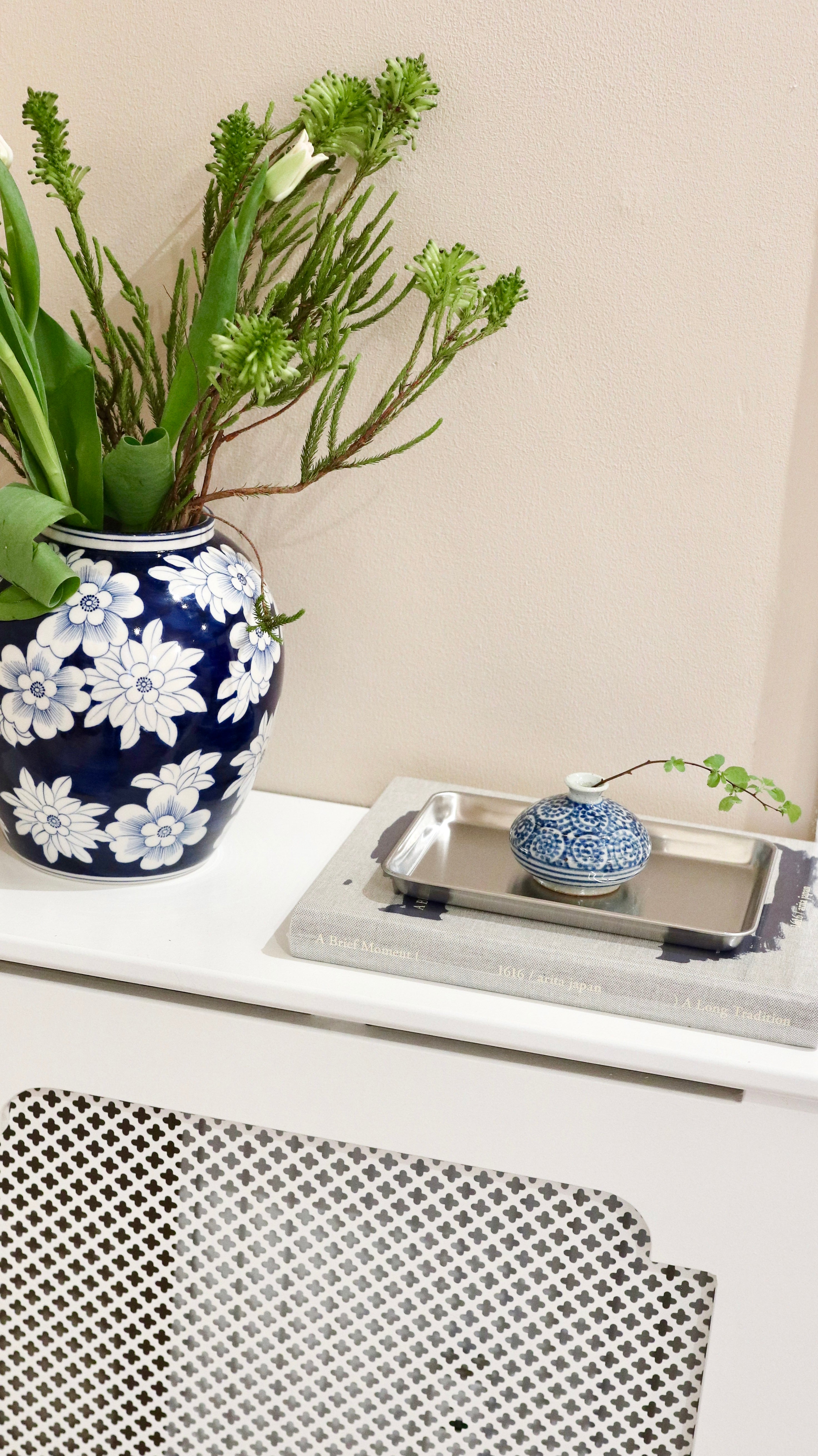 Vase in dark blue with white flowers