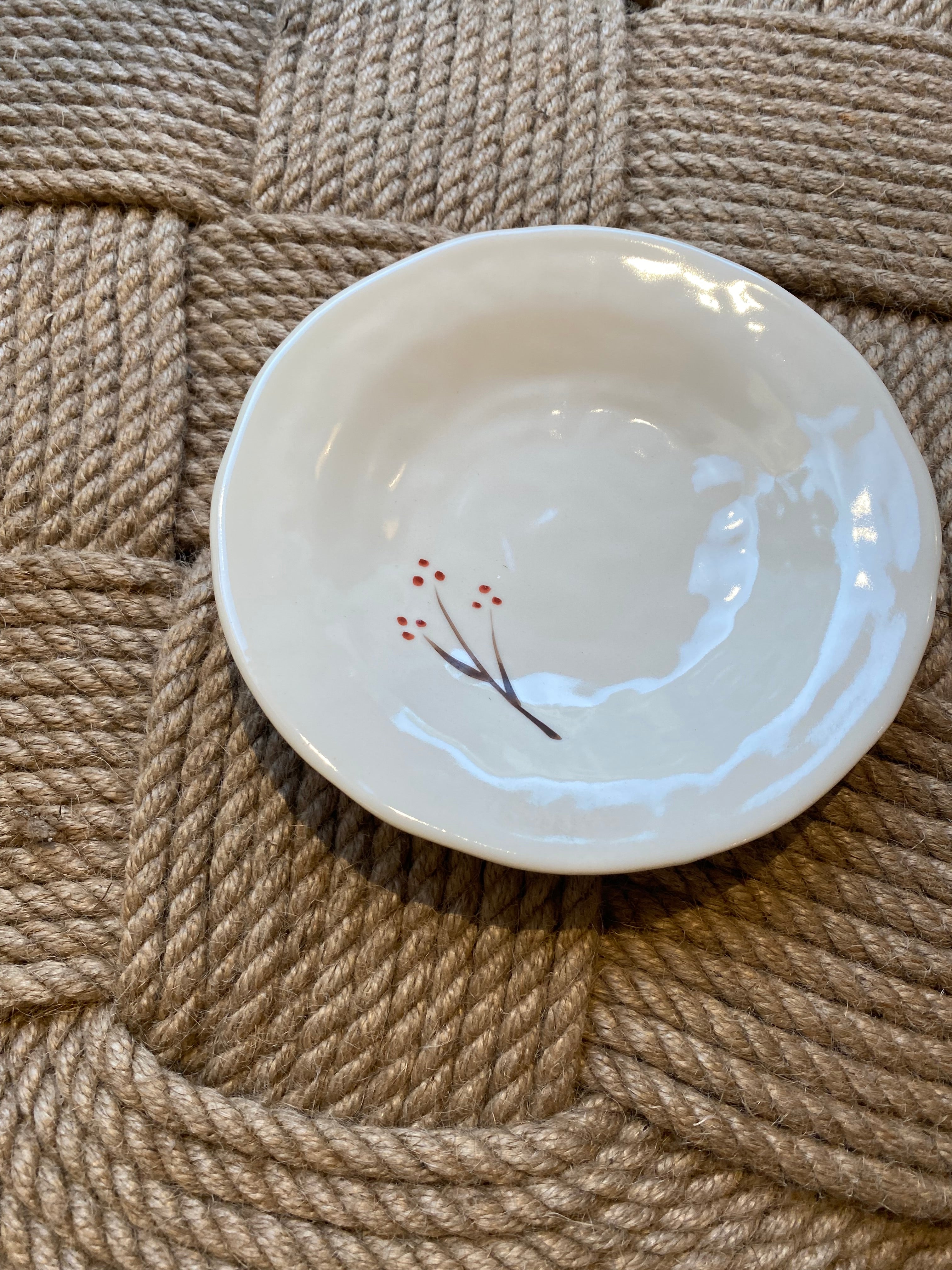 Desserttallerken med hvid glasur og blomst