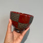 Keramikskål med røde tern og japanske mønstre