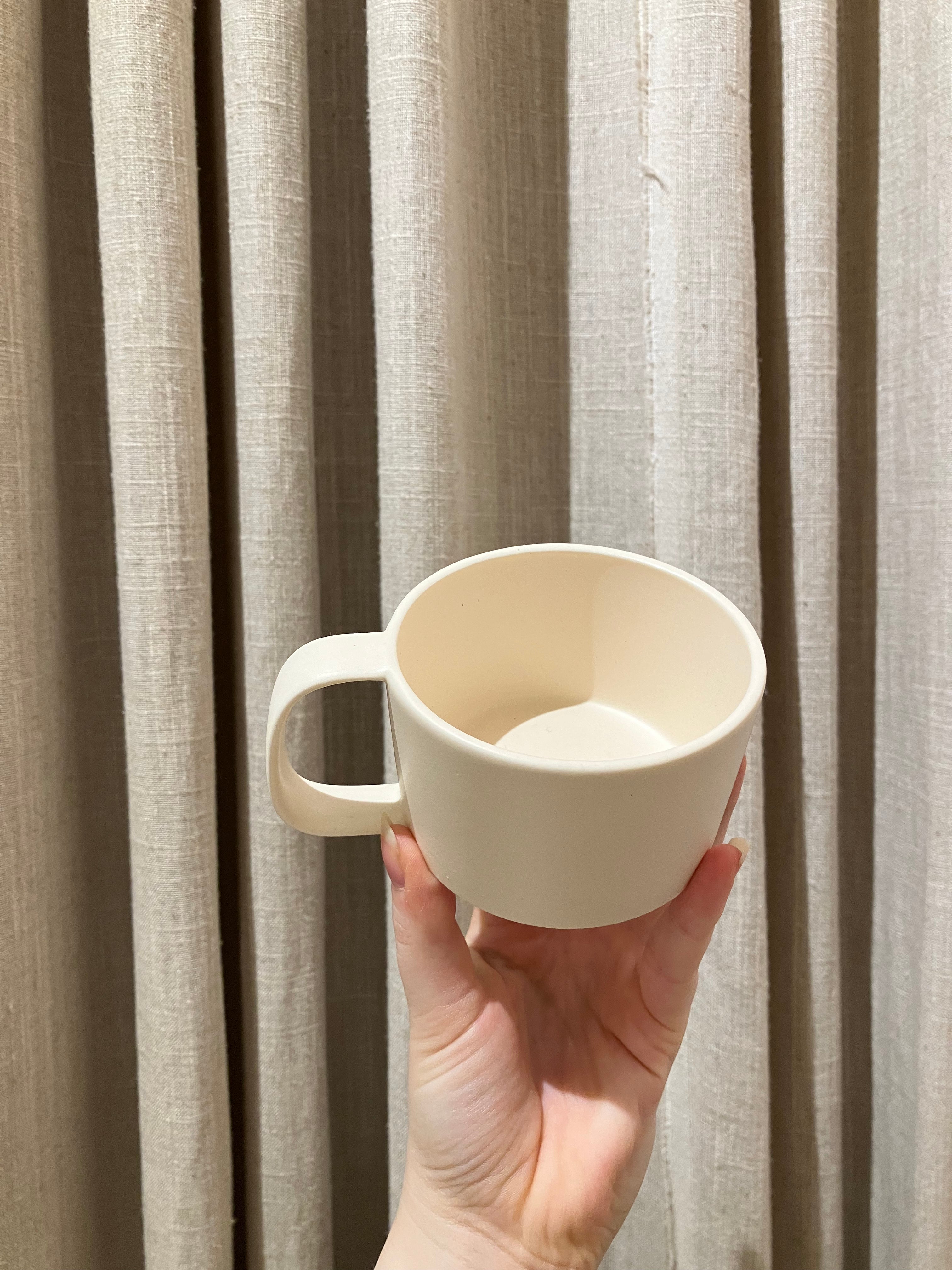 Cup in off-white with handle