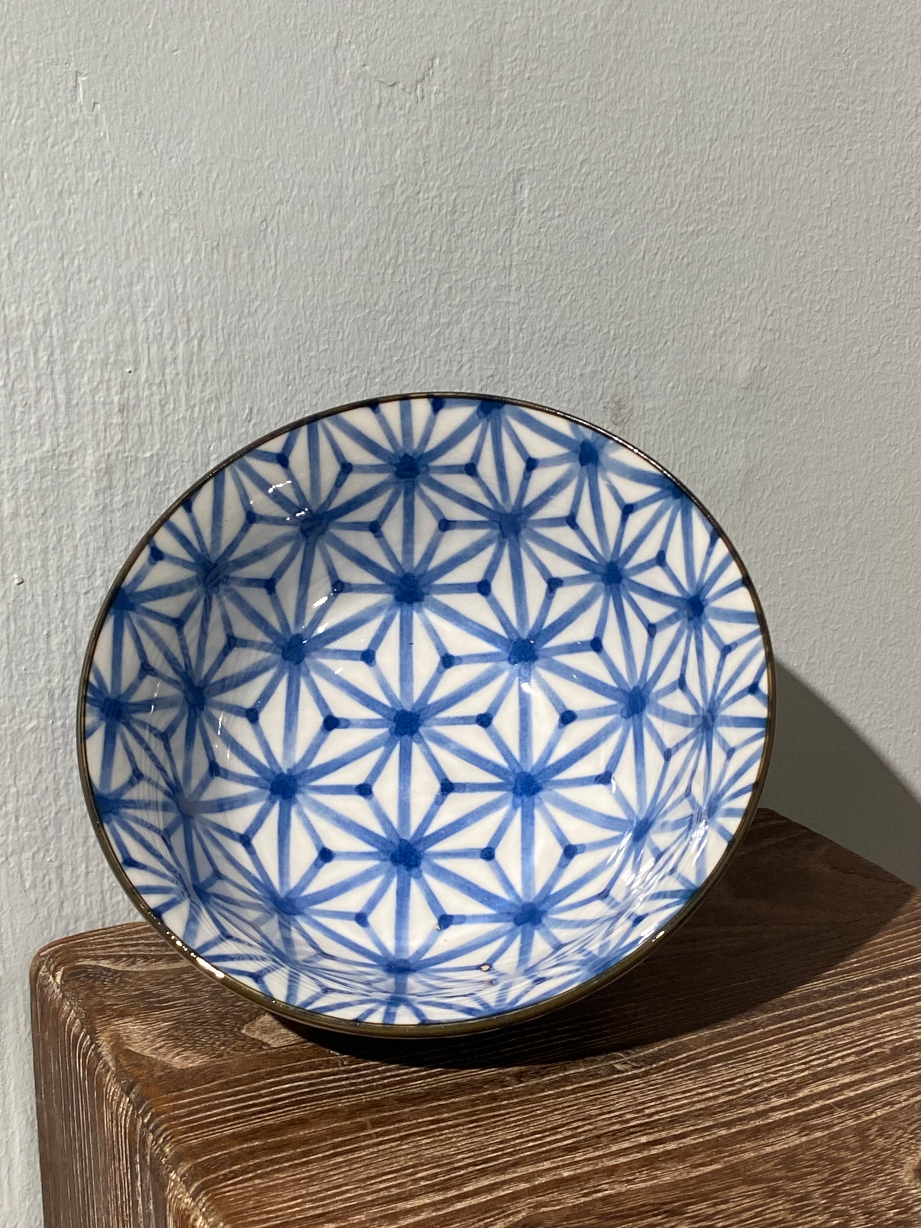 Skål med blåt mønster og brun kant