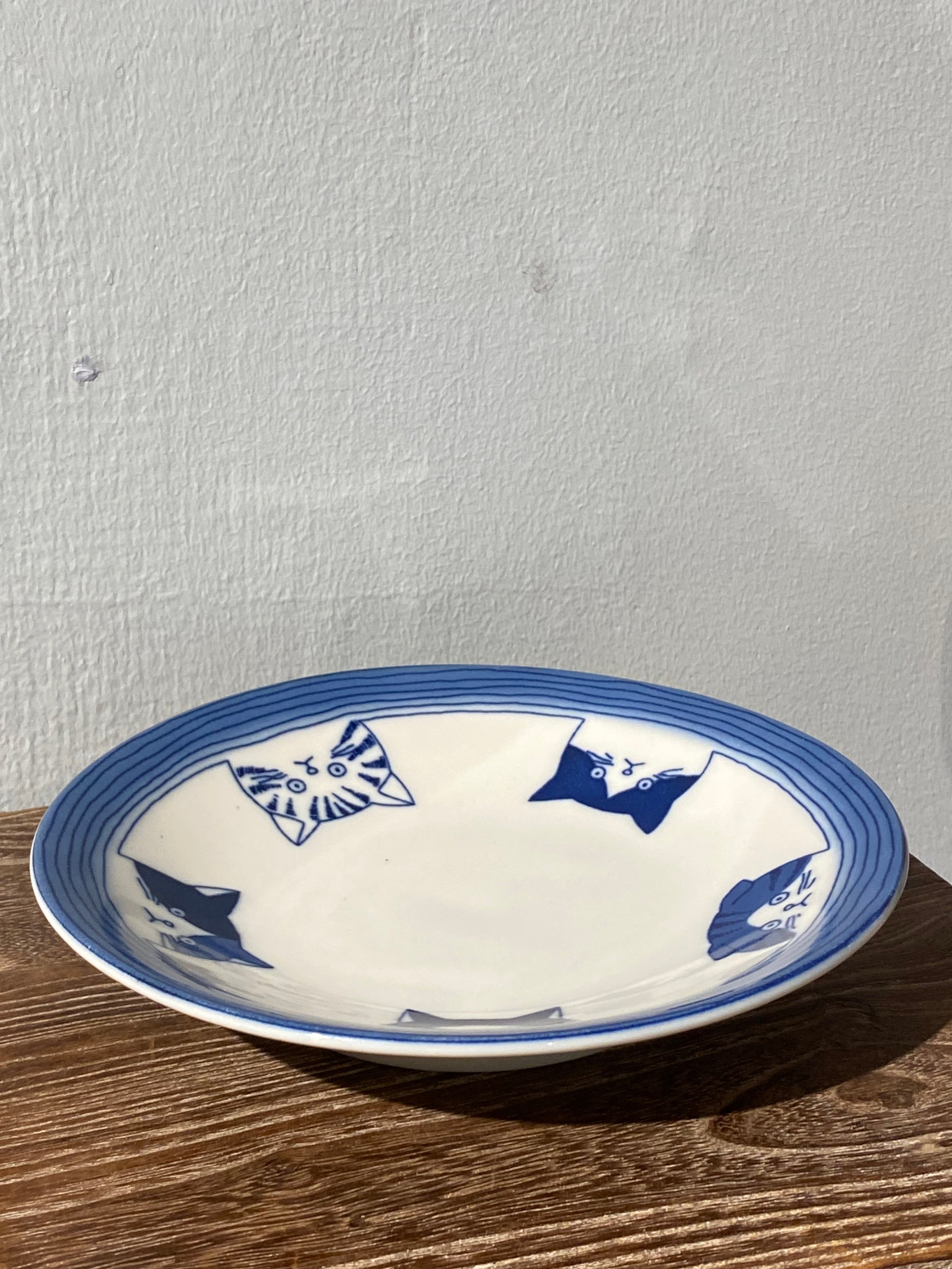 Cat plate with five cats.