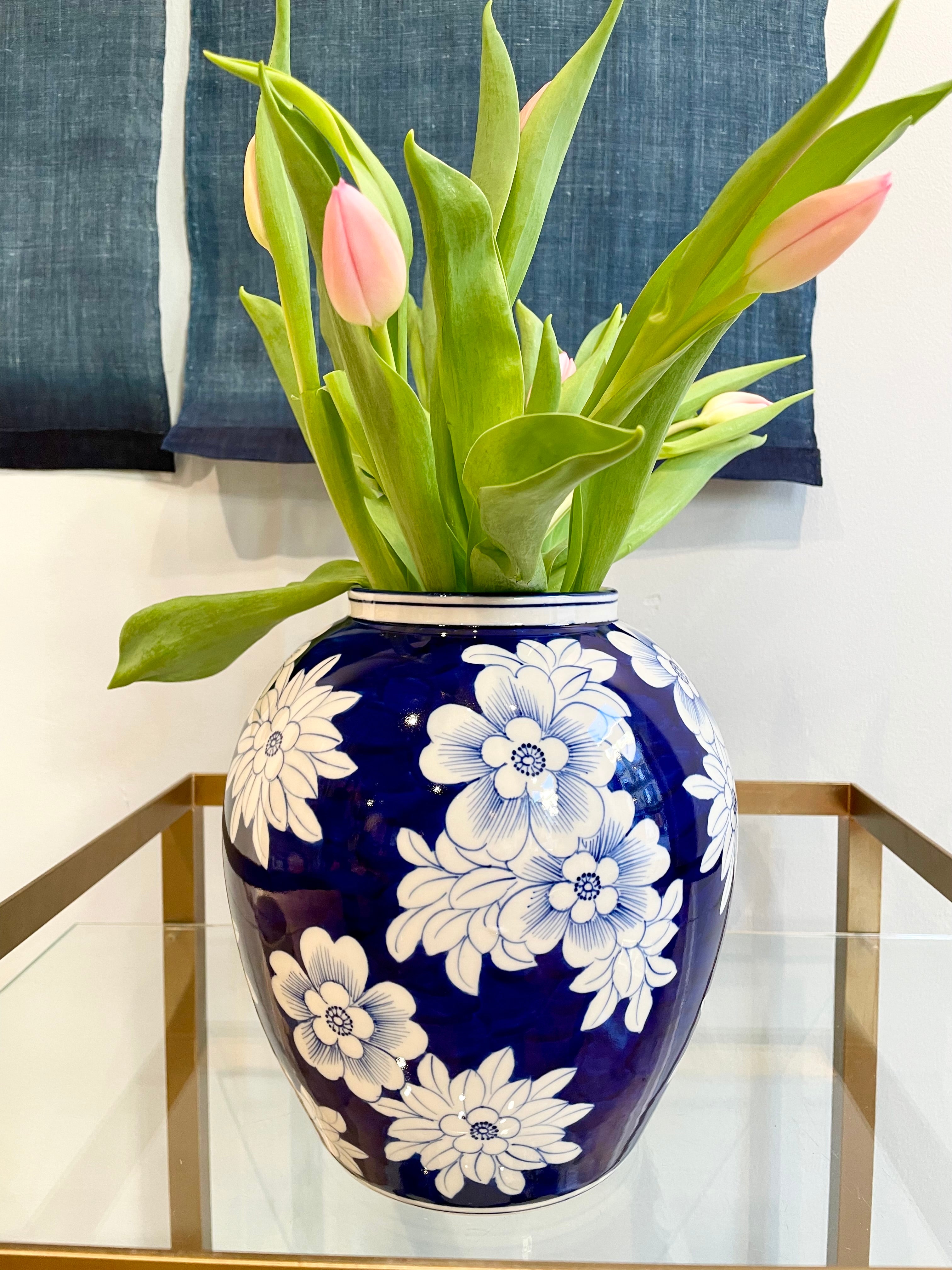 Høj vase i mørkeblå med hvide blomster